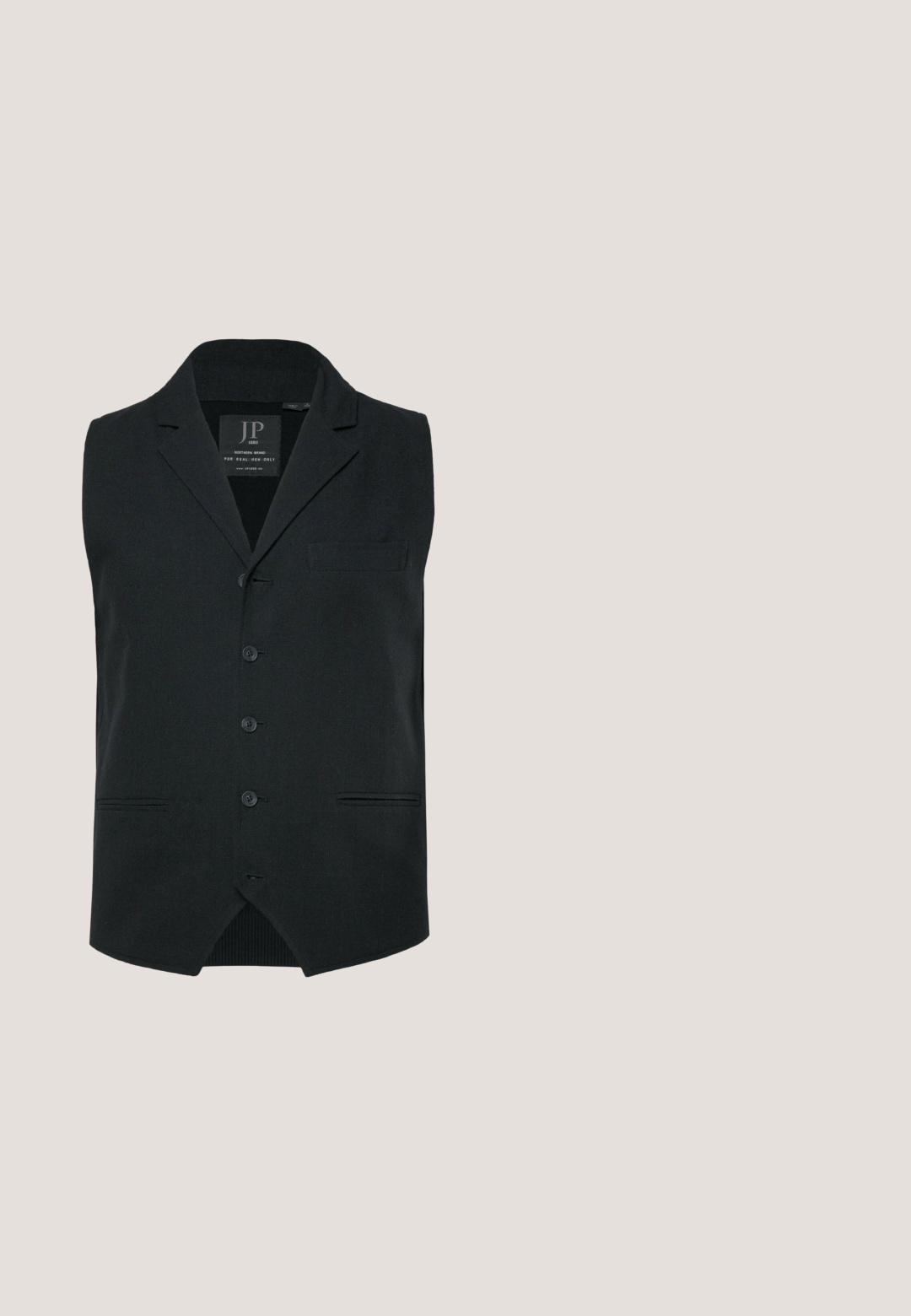 Sort vest med en notch lapel, fem knapper og en enkelt brystlomme. Lavet af struktureret stof med lige bagkant og sidelæg.; Hvid langærmet skjorte lavet af glat stof, med knaplukning foran, spids krave og diskret "JP" broderi på brystet.; Mørkegrå ternede bukser med tapered ben, snøre og knaplukning i taljen, der har frontlommer og en glat tekstur.; Sort læderherresko med en glat finish, med en rund tå, snørelukning og diskrete syninger. Gummisål for holdbarhed.; Sort læder laptop taske med tekstureret finish, dobbelte top-håndtag og flere lynlåslommer til organiseret opbevaring.; Sort læderbælte med en glat overflade, prydet med en rektangulær metalspænde i sølvfarve og en let konisk ende.