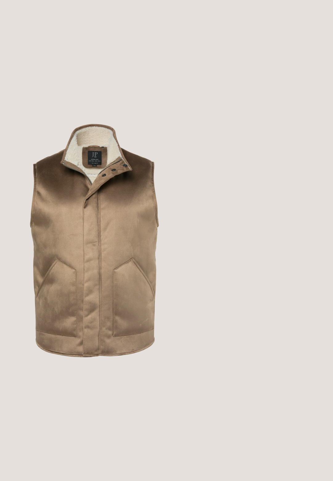 Brun ærmeløs vest med forlynlås, kneppet klap, to forlommer og hvid fleeceforing synlig inde i kraven.; Brun strikket jumper med en klassisk rund halsudskæring, lange ærmer, ribbet manchetter og kant. Glat tekstur med et minimalistisk design.; Langærmet skjorte med knaplukning i lodrette striber i blå, brun, hvid og sort, med en brystlomme foran med knapklap.; Brune kordfløjlsbukser med et lige snit, der har en lodret ribbet tekstur, forkanter med plisseringer og knaplukning ved taljen.; Brune ruskinds brogue sko med vinge detalje, rund tå og sort gummisål. Har et klassisk snørebånd design.; Brun skuldertaske i læder med justerbar rem, frontlynlåslomme og "JOOP!" logo centreret på frontpanelet.