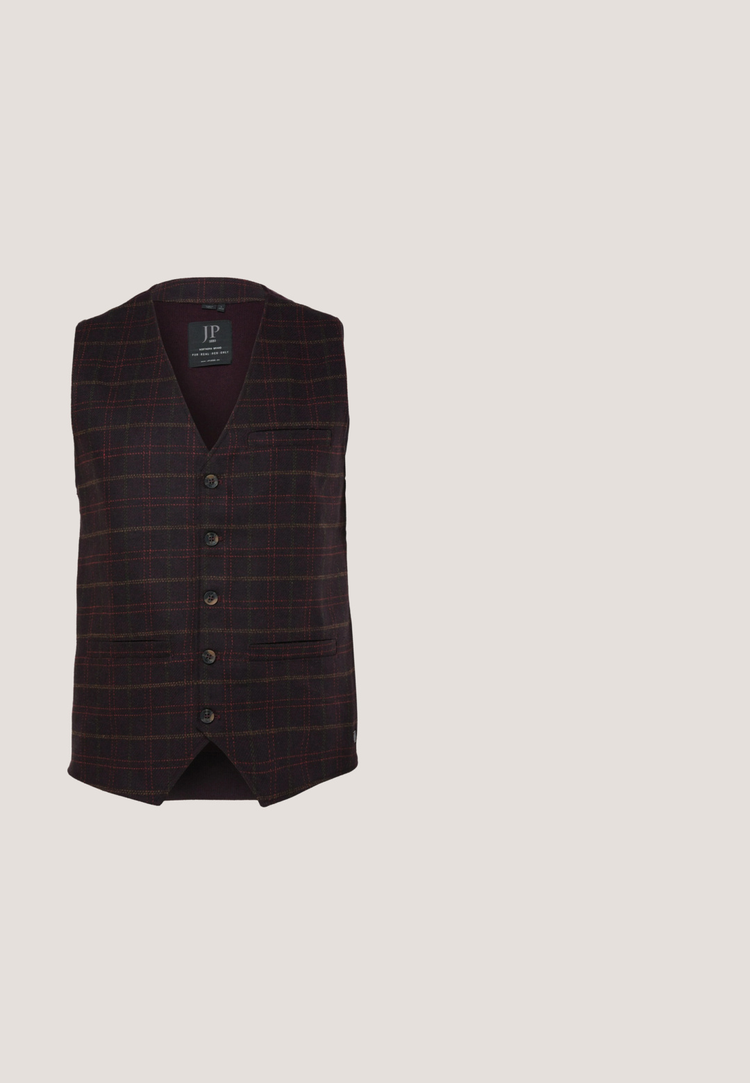 Chaleco de hombre marrón oscuro con patrón de cuadros rojo y beige, cinco botones delanteros y tres bolsillos.; Camisa de hombre de manga larga con botones, color rojo oscuro, con cuello puntiagudo y botones blancos en la parte delantera.; Pantalones marrones ajustados con frente plano, presillas para cinturón y cierre de un solo botón. Hechos de una tela suave con un diseño de pierna recta.; Zapato oxford masculino de cuero marrón con cierre cerrado, superficie lisa y pulida, y tacón bajo apilado sobre fondo blanco.; Corbata marrón con un patrón geométrico repetitivo de círculos verdes y azules sobre un fondo blanco.; Cinturón de cuero marrón con hebilla rectangular plateada y bordes cosidos, enrollado en forma de círculo sobre un fondo blanco.