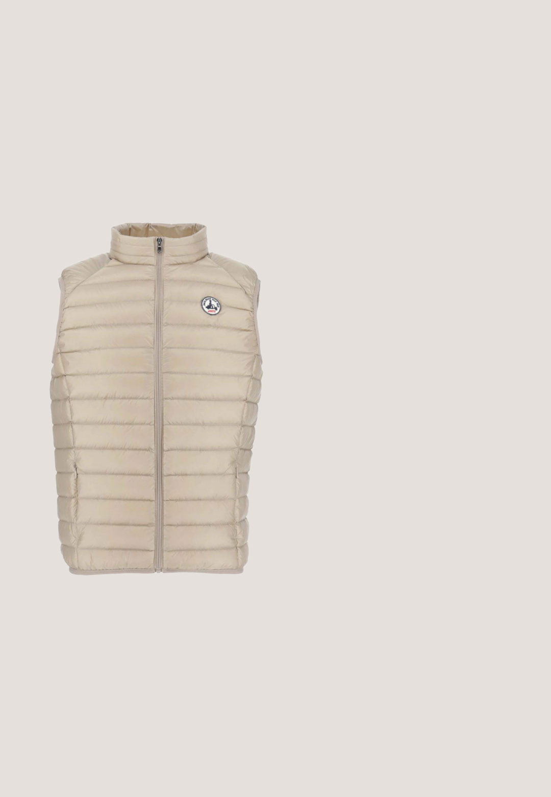 Chaleco acolchado sin mangas beige con cuello alto, acolchado horizontal y cierre de cremallera. Presenta un parche con el logo en el área del pecho izquierdo.; Suéter de un beige claro con franjas horizontales en verde oliva. Presenta un cuello redondo, mangas largas y un dobladillo y puños acanalados. Textura suave.; Polo amarilla de algodón con cuello de dos botones, mangas cortas y acentos a rayas en blanco y negro en el cuello y las mangas.; Pantalones ajustados de color gris claro con una textura suave, que cuentan con un cierre de botón, trabillas para cinturón y bolsillos frontales. Diseño recortado a la altura del tobillo.; Mocasín de ante marrón sin cordones con suela de goma blanca y detalle de una correa cosida en la parte superior, mostrado de perfil sobre un fondo blanco.; Bolsa mensajera de cuero marrón con correa ajustable, un bolsillo frontal con cremallera y una tapa que presenta dos compartimentos frontales. Textura suave.
