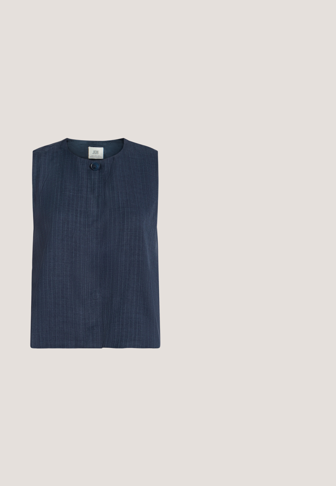 Ærmeløs mørkeblå vest med nålestriber, rund halsudskæring og enkelt knaplukning foran øverst.; Ærmeløs ribbet tanktop i lyseblå med rund halsudskæring, tætsiddende pasform og "Selected"-mærke indeni kraven.; Hvide bukser med vide ben, høj talje og et rent, minimalistisk design, front sømdetalje og uden synlige lukninger eller lommer.; Mørk burgunder åbne slide sandaler lavet af glat læder med et rundt design og en klodset hæl for stabilitet. Vist i sidevisning.; Skildpaddemønstrede solbriller med brune linser; rektangulær ramme, tykke stænger, glat tekstur og let katteøje-form.; Mørkebrun læder skuldertaske med en buet form, glat tekstur og en enkelt justerbar rem. Har lynlåslukning.
