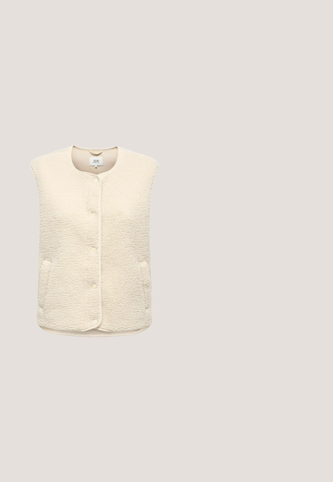 Kræmfarvet fleecevest med blød tekstur, der har en rund halsudskæring, frontlukning med knapper og to sidelommer.; Beige fleece trøje med kvart-lynlås krave, tekstureret overflade, lange ærmer og en afslappet pasform. Blødt og varmt stof.; Langærmet top med høj hals i blød pink stof, der har en tætsiddende silhuet og glat tekstur uden yderligere mønstre eller udsmykninger.; Beige udvidede bukser lavet af strækbart stof, med høj talje og subtile slidser i siderne ved kanten for ekstra detalje.; Lav platform beige sneaker med tekstureret sål, snørelukning foran og fluffy uldlignende stofdetaljer på sider og hælkant.; Beige polstret tote bag med horisontal quiltet struktur, sorte håndtag og et blåt mærke på siden. Har en rektangulær form.