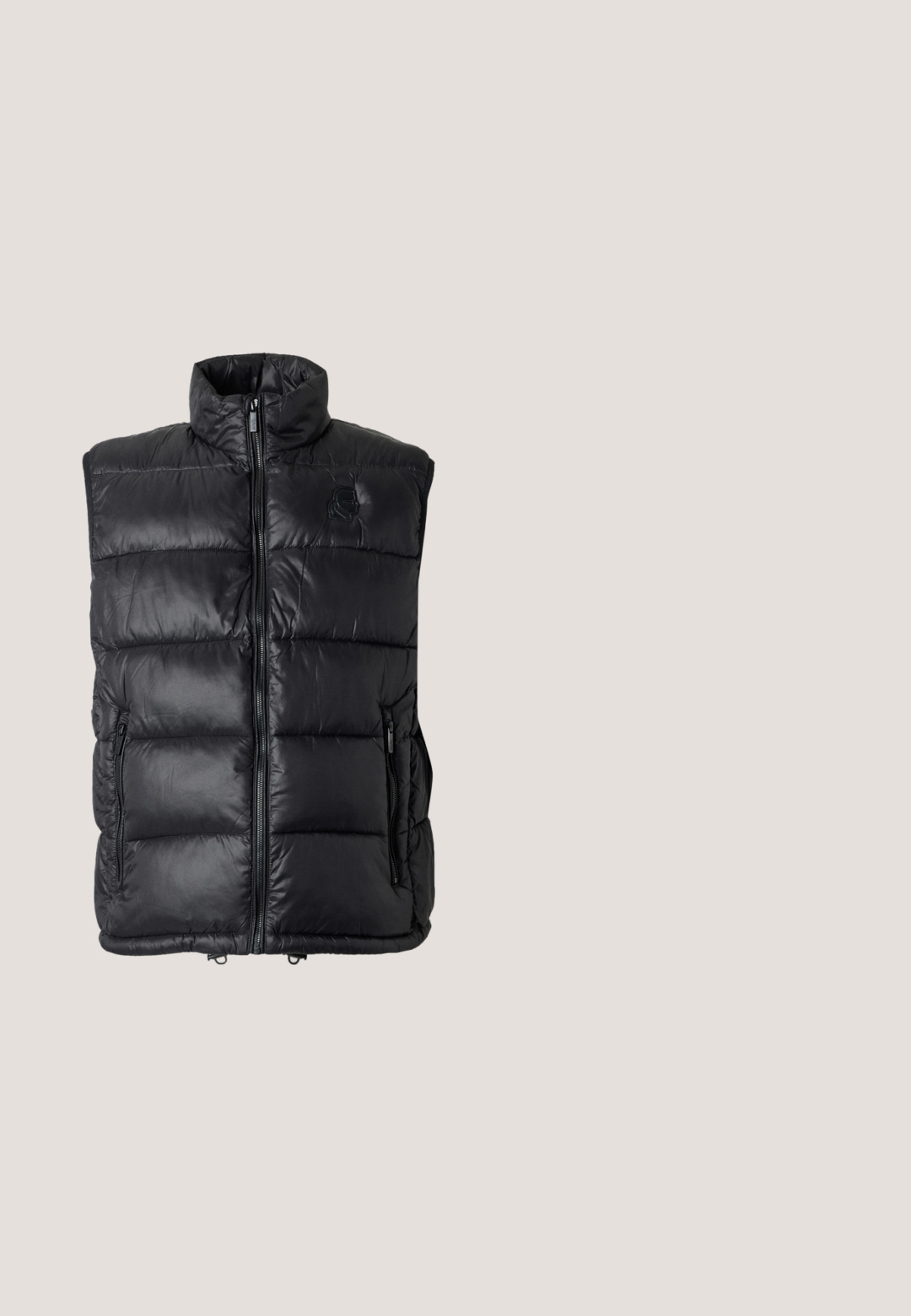 Sort ærmeløs dunvest med høj krave og frontlynlås, med to lynlåslommer på siderne og et diskret brandlogo på brystet.; Sort langærmet sweatshirt med hvid "KARL LAGERFELD" logo midt på brystet og en lille silhuet af Karl Lagerfeld integreret i teksten.; Sort T-shirt lavet af bomuld med et hvidt nitteprydet KL-logo på forsiden. Korte ærmer og rund halsudskæring. Simpelt design.; Sorte sweatpants med elastisk talje og justerbar snor. Har ribbede manchetter og en lille grafikdetalje på den øverste del af benet.; Hvide lædersneakers med sorte detaljer, rund tå, sorte snørebånd og et tegneserie-logo på siden. Glat overflade, lav profil sål.; Sort hoftebæltetaske med prægede monogrammønster, lynlåslomme foran, justerbar rem og lille metallogo nederst til højre.
