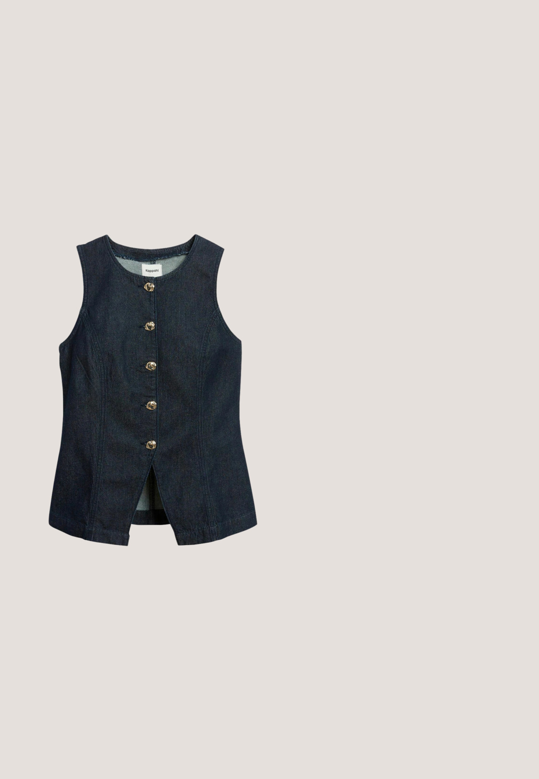 Mouwloos donkerblauw denimvest met vijf goudkleurige knopen aan de voorkant en een lichte split vooraan aan de zoom.; Witte cropped tanktop met dunne bandjes, met een paars-groen bloemmotief en geplooide details.; Lichtblauwe spijkerbroekshorts met een hoge taille, vier zakken en een knoopsluiting. Beschikt over een klassieke rechte broekspijp en een rafelige zoom.; Donkerbruine suède slingback kitten heel schoen met puntige neus en dunne elastische band over de wreef.; Ovaalvormige zonnebril met donkerrode, doorschijnende monturen en bijpassende rood getinte glazen, gezien van voren.; Donkerbruine gevlochten handtas met een gebogen onderrand, franjes aan de rand en een enkele gevlochten handgreep met een gouden accent.