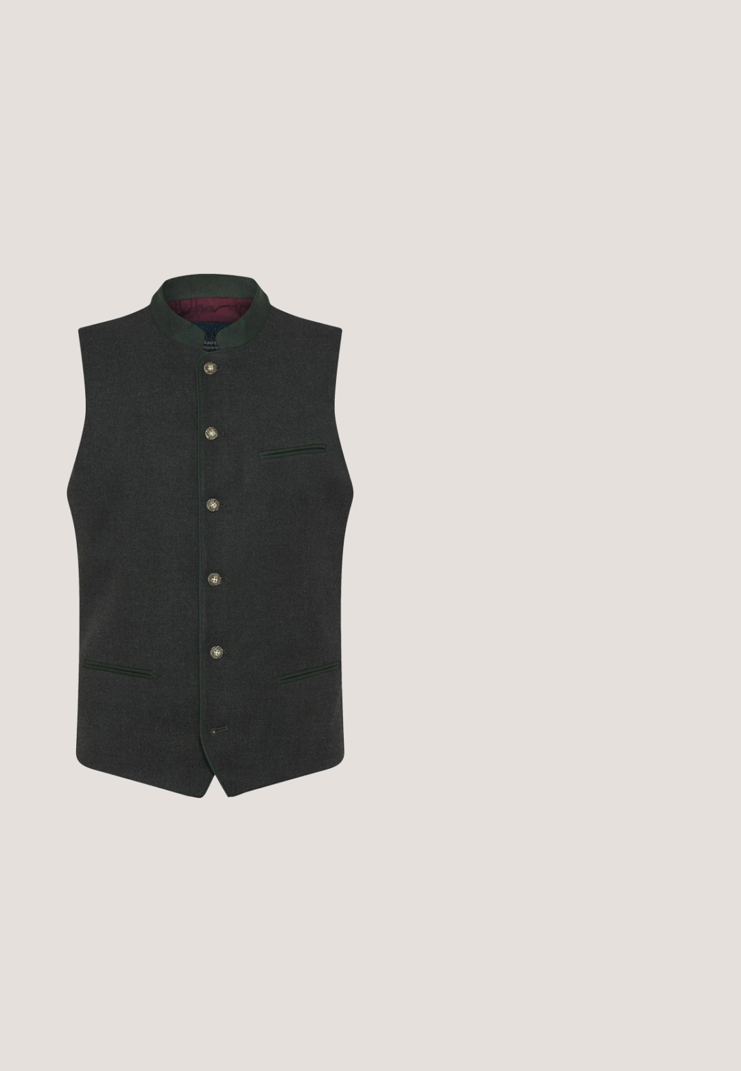 Dunkelgraue ärmellose Weste mit fünf Metallknöpfen, Stehkragen, drei Taschen und einem dunkelroten Innenfutter.; Weißes Langarmhemd aus Baumwolle mit einem Button-Down-Kragen, Fronttasche und abgerundetem Saum mit knopfbaren Manschetten.; Braune maßgeschneiderte Hosen aus glattem Stoff. Verfügt über einen flachen Frontbereich, Gürtelschlaufen und einen einzelnen Knopfverschluss. Gerade Passform.; Dunkelbrauner Herrenschuh aus Wildleder mit schwarzer Sohle und Schnürsenkeln, niedrigem Absatz und abgerundeter Spitze, von der Außenseite gezeigt.; Dunkelbraune Lederaktentasche mit zwei Griffen, einer Vorderasche und einem abnehmbaren Schultergurt, der auf der linken Seite befestigt ist.; Brauner Ledergürtel mit silberner Metallschnalle und zwei Gürtelschlaufen, auf weißem Hintergrund aufgerollt dargestellt.