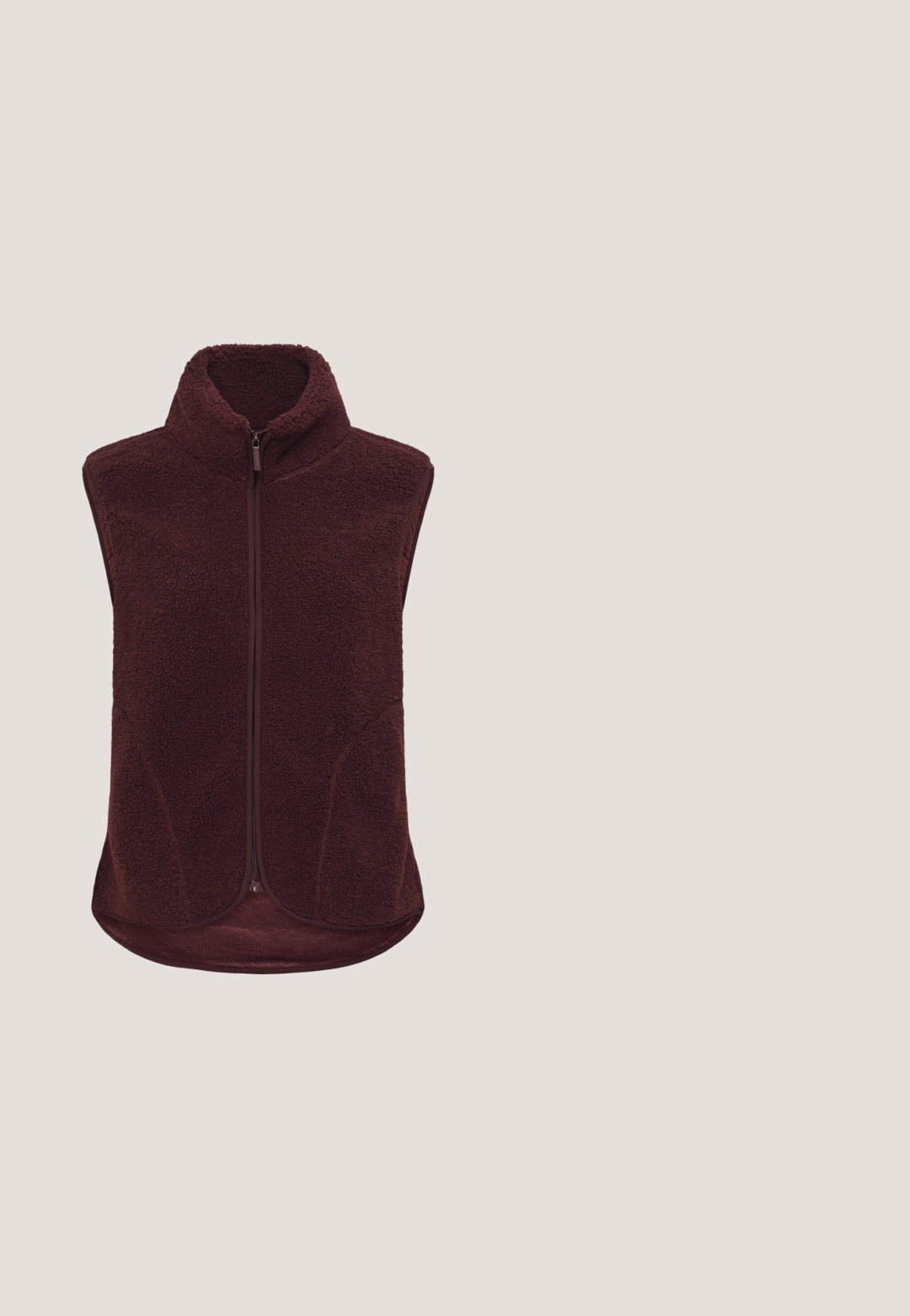 Fleece vest in donker bordeauxrood, met een ritssluiting aan de voorkant, een hoge kraag en een afgeronde zoom. Gestructureerde stof zonder mouwen voor meer bewegingsvrijheid.; Bordeauxroze sweatshirt met een hoge, opgevouwen kraag, trekkoorden, lange mouwen en een losse pasvorm. Gemaakt van zachte, lichte stof.; Langsleeve shirt in zwart en rode strepen, ronde halslijn, van katoen, ontspannen pasvorm, met een rechte zoom en zijnaad.; Brede bordeauxrode broek met elastische tailleband en verstelbare trekkoord, voorzien van twee verticale zijnaden voor extra detail.; Bruine leren en suède sneaker voor heren met een gestructureerd paneel, veterluiting en een lichtbruine rubberen zool, zijaanzicht op witte achtergrond.; Bordeaux tote bag met een ritssluiting, voorzien van twee handvatten en een kleurrijke gevlochten franjesdetail. Soepele textuur met versterkte naden.