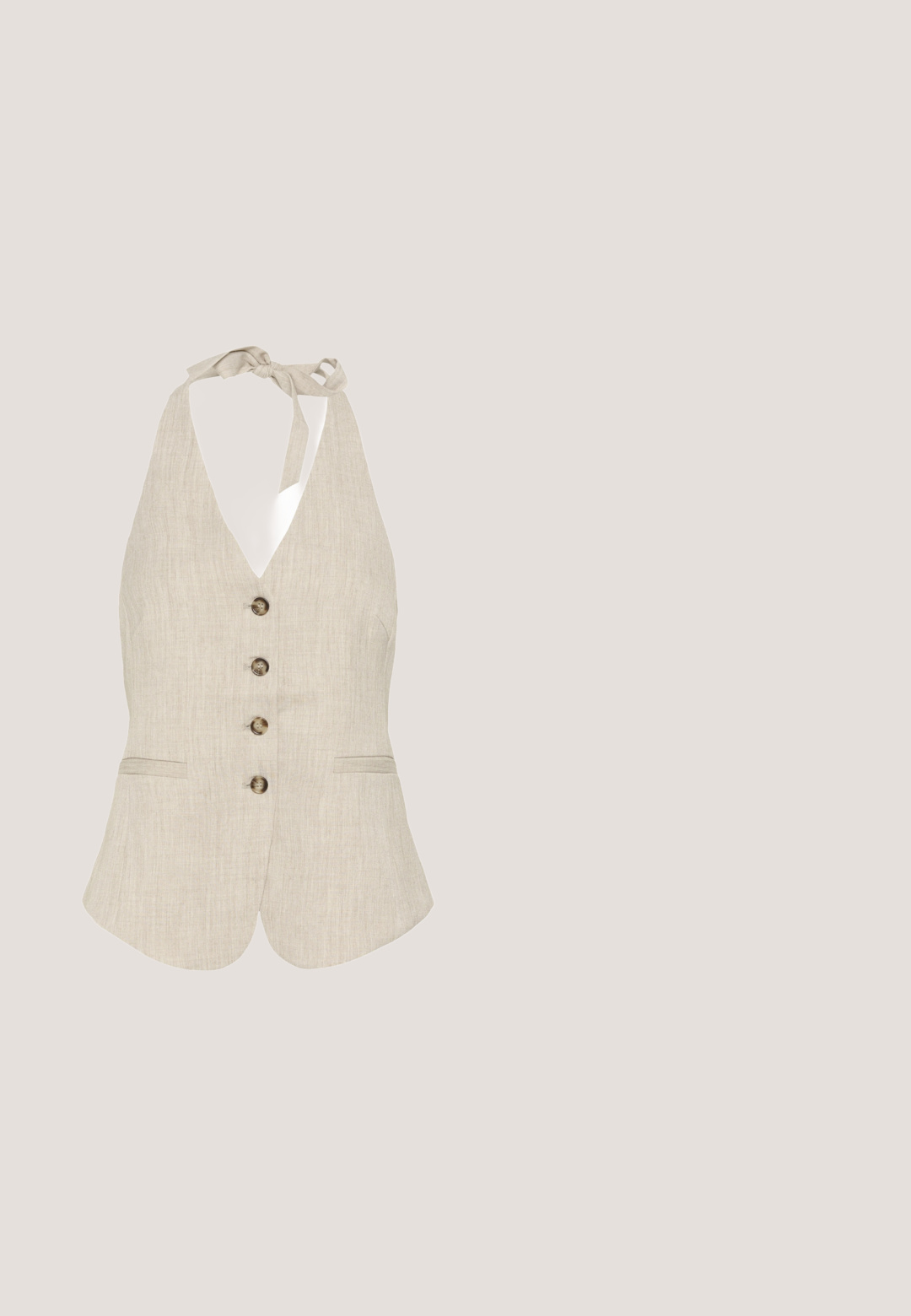 Beige linnedragt med fire knapper foran, dyb V-hals, to forlommer med kant og bindelukning ved halsen.; Lys beige kortærmet skjorte med knapper lavet af tekstureret stof, med en bundet forside, afrundet kant og brune knapper.; Beige shorts til knæet med bæltestropper, sidelommer, forreste knaplukning og et rent, skræddersyet design.; Brune vævede mule-sko med spids tå, en læderrem og en dekorativ guldfarvet spænde. Flad sål med en glat finish.; Brune gradient solbriller med en dristig, oktagonal form, stel i skildpaddemønster af acetate og metalaccenter i guldfarve på næsebroen og stængerne.; Beige vævet shopper taske med brune læderhanke og en matchende brun geometrisk logo lap midt på forsiden.