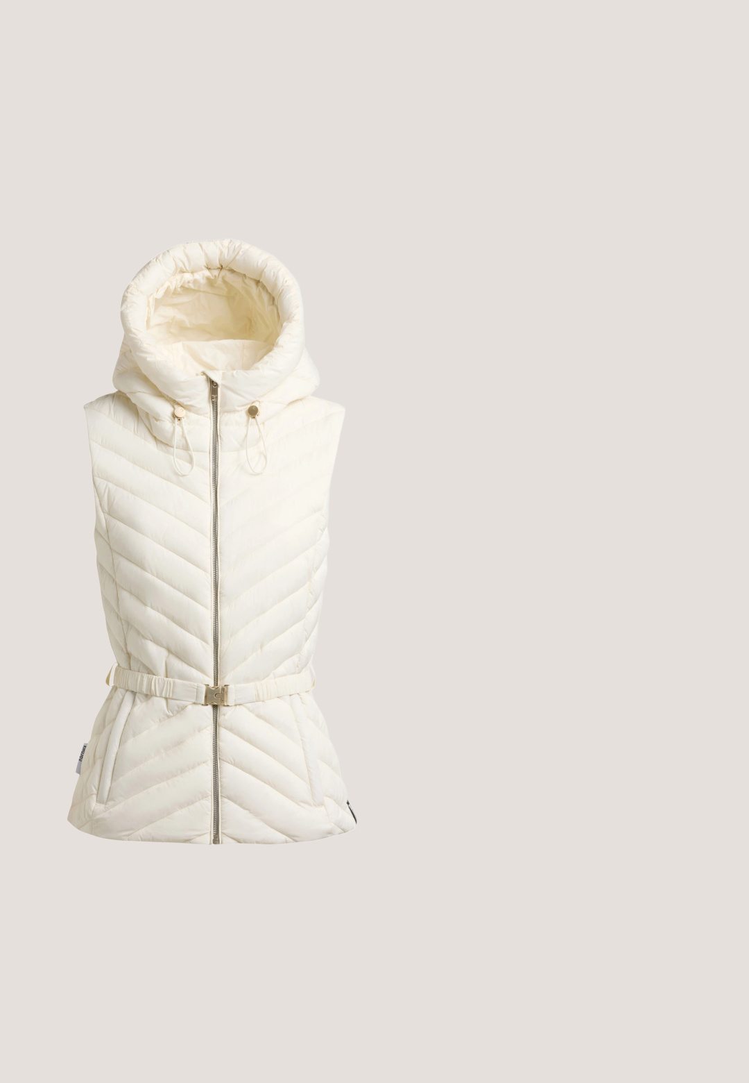 Off-white quiltet, ærmeløs dunvest med hætte, lynlås foran, justerbare snore, sidelommer og et bælte med spænde i taljen.; Guess Sweatshirt - crema; Beige skræddersyede bukser med lige ben. Har en knaplukning og to forreste læg for et struktureret udseende. Glat stoftekstur.; Lys beige sneaker med ruskind og mønstret stof, snøredesign, mærket metallogo på siden og gummisål.; Brun Guess håndtaske med monogrammønster, top håndtag, aftagelig rem samt detaljer i guldtonet logo og vedhæng.; Guld kædearmbånd med sammenkoblede elementer prydet med klare krystaller, strukturerede overflader og en klo-lås for sikker lukning.