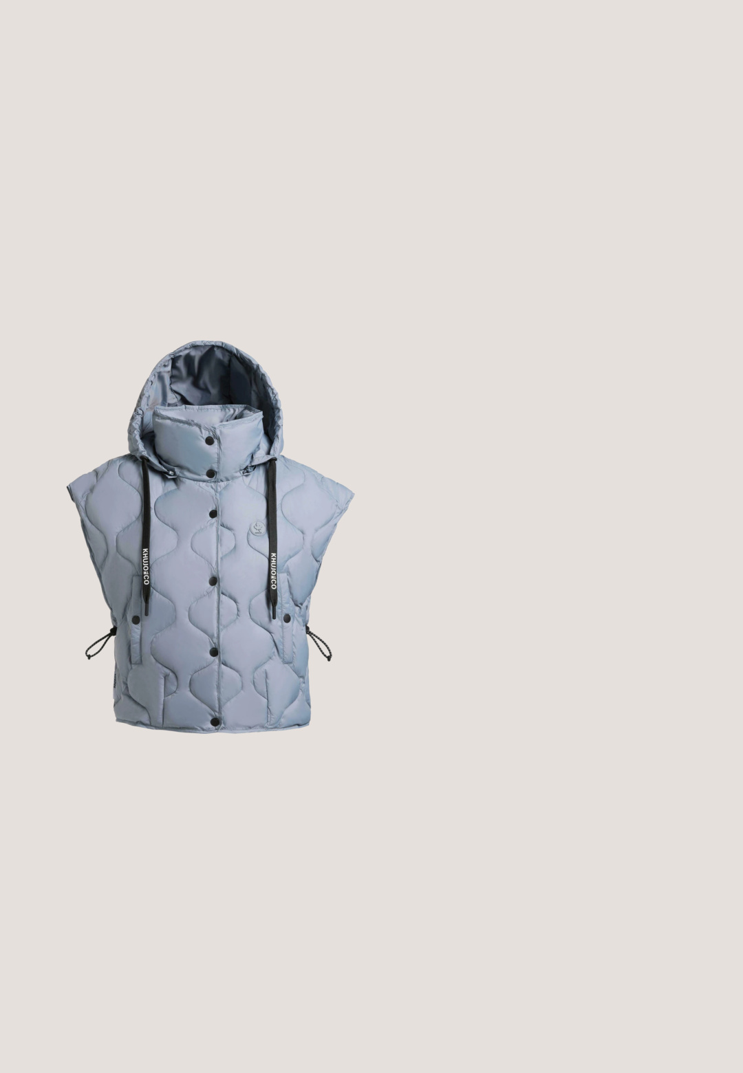 Lysegrå polstret ærmeløs hættevest med sorte snore, trykknapper og justerbare snore i siderne.; Grå langærmet cropped top med rund hals, ribbet tekstur og gult logo på brystet. Blødt, strækbart stof.; Lyse grå cargo bukser med elastisk talje, snørelukning, sidelommer og justerbare åbninger. Fremstillet af blødt, letvægtigt stof.; Lys grå slip-on sneakers med en mesh-overdel, polstret krave og en tekstureret hvid sål med riller for bedre greb.; Grå plast-solbriller med en let vinklet, overdimensioneret katteøje-form, der har gråtonede linser og klare arme med subtil branding.; Lys grå hobo taske lavet af blødt materiale, med en bred rem, sølvhardware og et rektangulært mærke på forsiden.