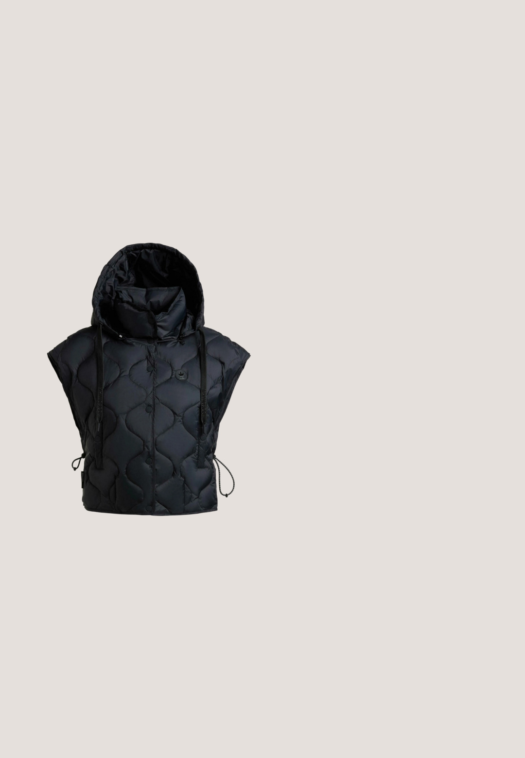 Sort ærmeløs quiltet vest med hætte, frontknapper og justerbare snore på hætten og siderne, med en lille emblem på brystet.; Sort crewneck sweatshirt lavet af blødt stof, med lange ærmer, ribbede manchetter og et lille mærke på nederste venstre side.; Sort langærmet t-shirt lavet af blød bomuld. Rund hals design med en glat tekstur og lige snit, uden mønstre eller detaljer.; Sorte højtaljerede leggings, lavet af strækbart stof, med en glat tekstur og en tætsiddende design uden synlige sømme eller mønstre.; Sorte atletiksko lavet af mesh-materiale med en tekstureret overflade, rundet tå, snøredesign og kontrasterende brune accenter på hælen.; Grå tote taske med blød, polstret stof, to solide håndtag og rektangulær form. Har et sort mærke med teksten "STUDIO BERLIN".