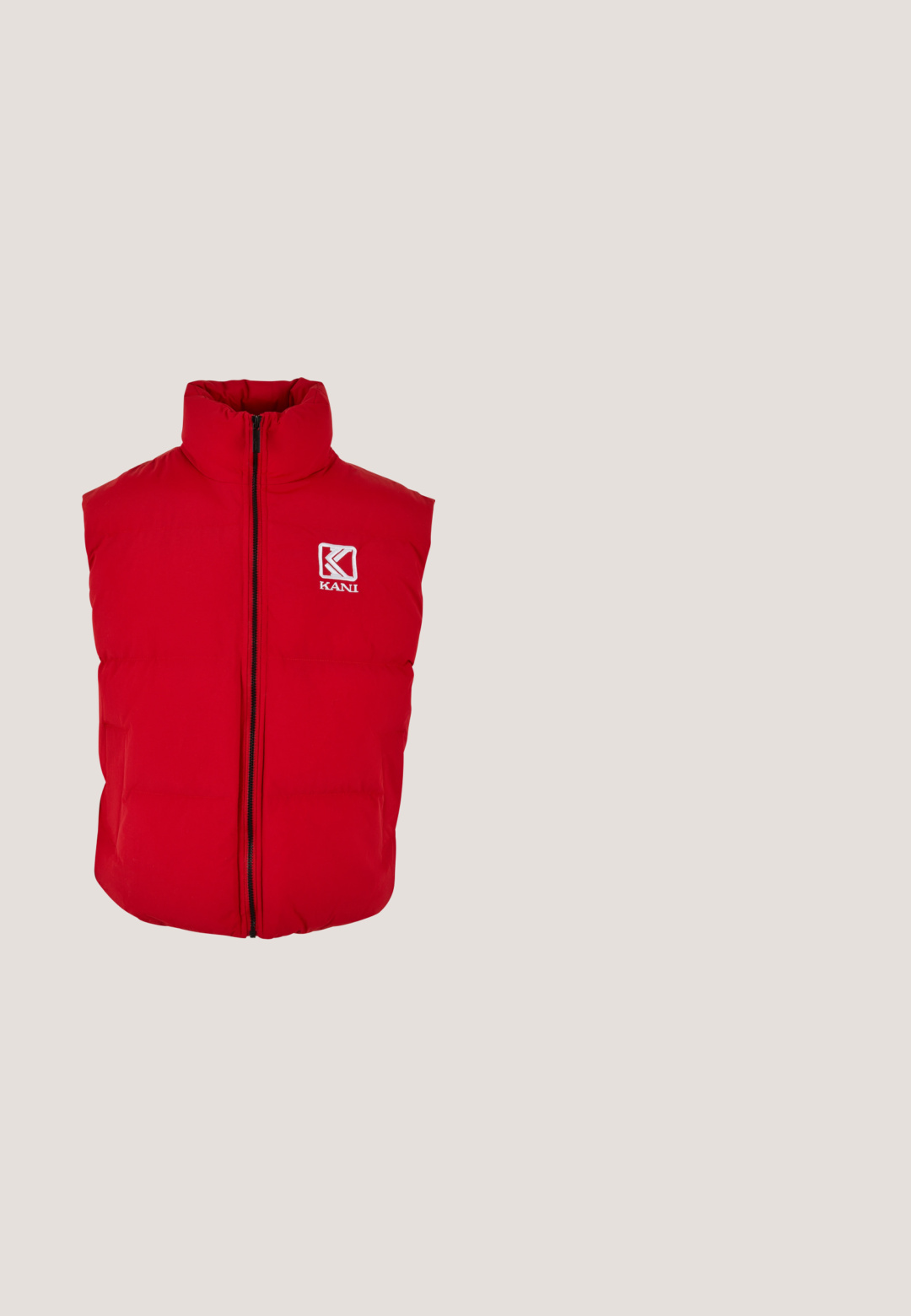 Chaleco acolchado rojo con cuello alto, cremallera frontal y un logo en el pecho. Hecho de material acolchado, con una textura lisa y sin mangas.; Sudadera roja hecha de una suave mezcla de algodón, con un bolsillo frontal, puños y dobladillo acanalados, y el logo "KARL KANI" junto con el año 1989 impresos en blanco.; Camisa de algodón roja con cuello redondo, mangas cortas y un pequeño logo negro en el lado izquierdo del pecho y en la manga. Tejido de color sólido y suave.; Pantalones cargo de algodón negros con un diseño de pierna recta, que cuentan con múltiples bolsillos laterales y un cierre de botón en la cintura.; Zapatillas bajas blancas de cuero texturizado, con un logo negro en el costado, costuras en tono y una suela de goma.; Bolso bandolera negro con lazos elásticos blancos, tiradores de cremallera y texto blanco "KARL LAGERFELD JEANS" en el bolsillo delantero.
