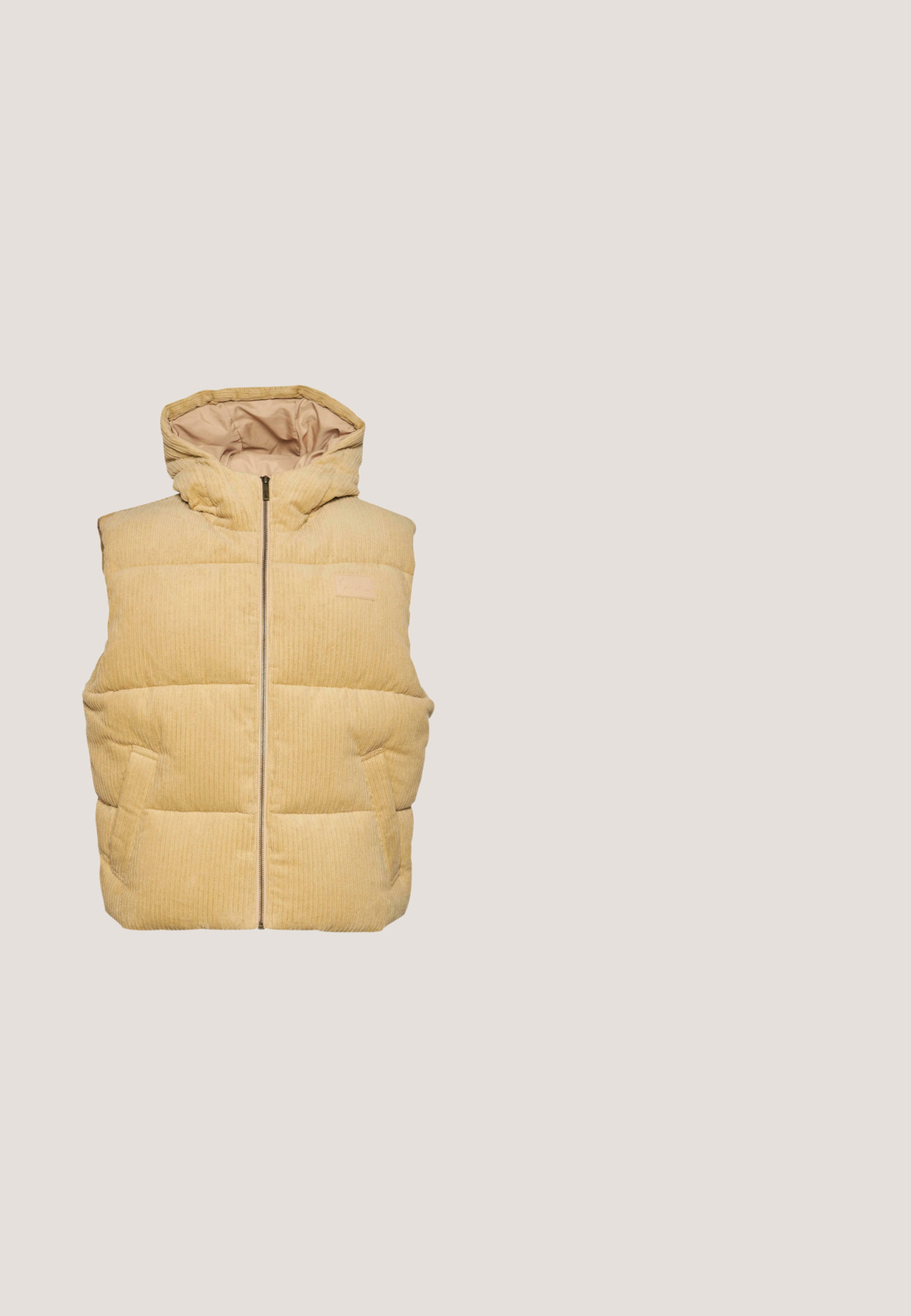 Gul corduroy puffer vest med hætte, der har en frontlynlås, sidelommer og et quiltet, struktureret mønster.; Beige hoodie lavet af bomuldsblanding; har en lomme foran, snørrehætte og trykt lys blå grafisk tekst og ørnedesign.; Oliven grøn bomulds t-shirt med rund hals, korte ærmer og hvidt, krøllet tekstlogo på fronten. Glat tekstur, afslappet pasform.; Beige bomuldsbukser med lige pasform, der har lynlåsgylp, fem lommer og diskrete stikninger. Glat tekstur og klassisk design.; Beige sneakers lavet af glat læder med en tekstureret panel, rund tå og flade snørebånd. Har et fremtrædende signatur- og logo-detalje.; Lille tofarvet brun Calvin Klein crossbody taske med frontlomme og justerbar sort rem, med CK-logo og mærkenavn.