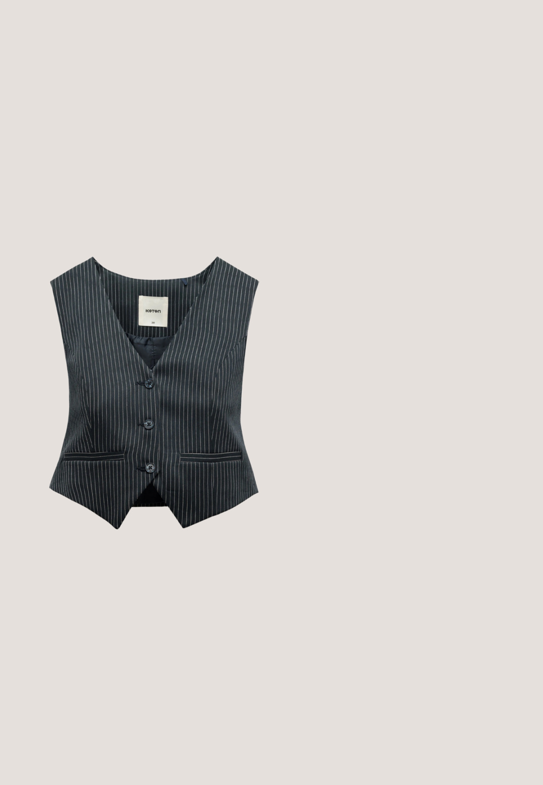 Gilet noir à rayures avec une légère brillance, présentant une fente dans le dos et une sangle ajustable avec une boucle circulaire. Aucune fermeture avant visible.; Haut noir à manches longues avec un col haut et un design asymétrique, présentant un détail froncé sur un côté et un tissu lisse et extensible.; Pantalons à jambes larges en tissu noir, dotés de plis avant, d'une fermeture à bouton et d'une texture lisse. Design ajusté avec une taille haute.; Escarpin slingback en cuir noir à talon kitten, avec bout pointu et bride réglable avec boucle, sur fond blanc.; Sac à bandoulière en cuir noir avec un design incurvé, doté d'une poche zippée et d'une poignée en chaîne tressée avec des accents colorés. Détail du logo embossé.; Collier en cordon noir avec deux extrémités de perles argentées et un fermoir coulissant lisse en argent sur fond blanc.
