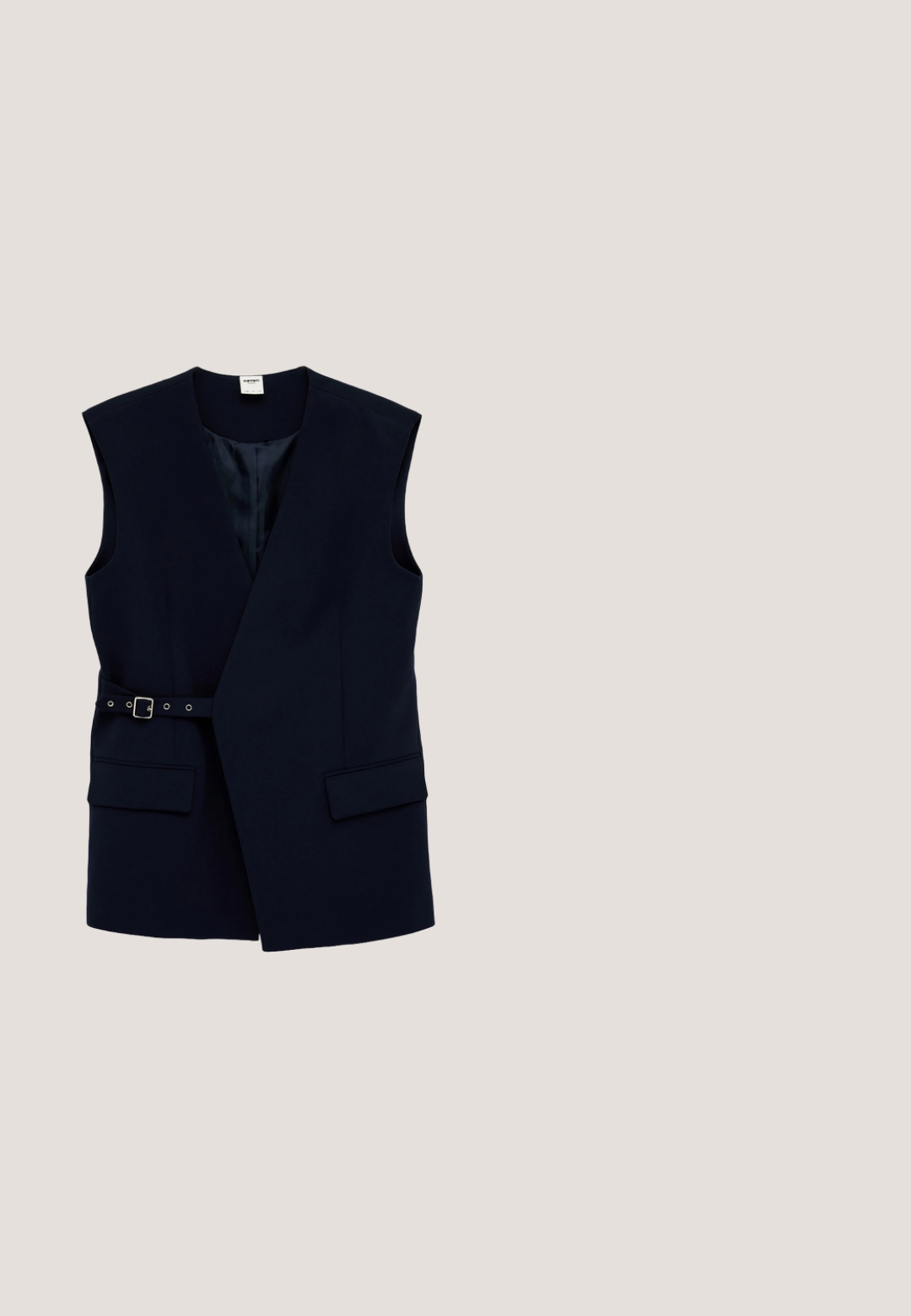 Ärmellose schwarze Blazerweste mit Wickeloptik vorne, zwei Klappentaschen und einem verstellbaren Seitenriemen mit silberner Schnalle.; Marineblauer V-Ausschnitt-Pullover aus weichem Strickstoff; mit gerippten Bündchen und Saum. Einfaches, klassisches Design ohne Muster oder Verzierungen.; Marineblaue Langarmbluse mit klassischem Kragen, Knopfleiste vorne und glatter Textur. Einfaches Design, ohne Muster oder Verzierungen.; Marineblaue gerade geschnittene Hose mit mittelhohem Bund und glattem Vorderteil, ohne sichtbare Taschen oder Verzierungen.; Marineblauer Veloursleder-Loafer mit niedrigem schwarzem Absatz und silbernem Metall-Pferdebit-Detail auf dem Obermaterial, Seitenansicht, weißer Hintergrund.; Dunkelblauer Leder-Shopper mit zwei langen Griffen und einem kleinen goldenen, halbmondförmigen Emblem in der Mitte vorne.