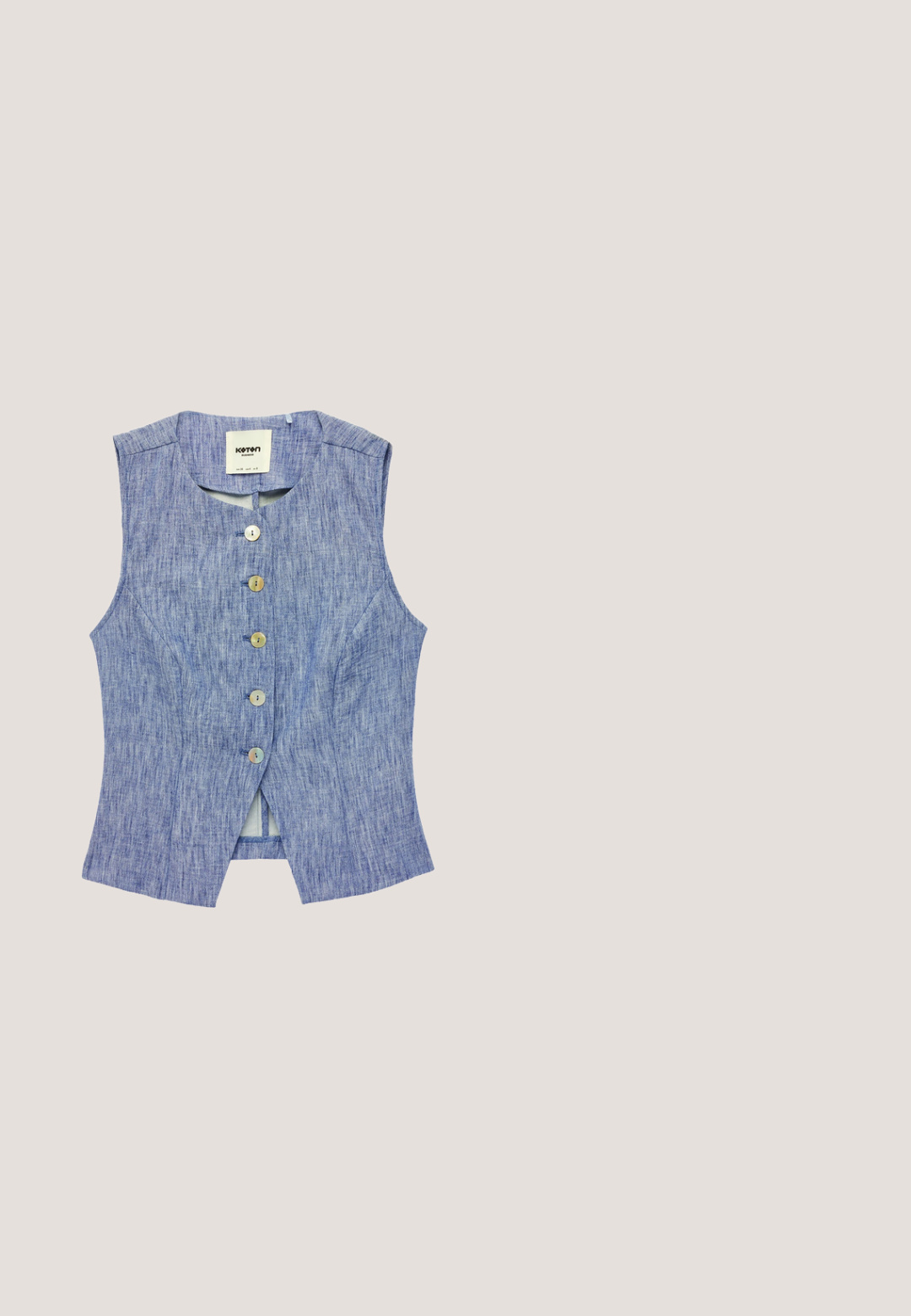 Hihaton sininen chambray-liivi, jossa on viisi beigeä nappia edessä ja pieni halkio alareunassa keskellä.; Vaaleansininen ja valkoinen broderie-toppi, jossa on neliön muotoinen kaula-aukko, lyhyet puffihihat sekä rypytetty tekstuuri, jossa on kukkakuviota.; Valkoiset väljältyvät housut, joissa on joustava vyötärö ja sinisiä sekä beigenvärisiä kukkakuoseja ja aaltoilevat helmat.; Valkoinen rei'itetty nahkainen kloksi puisella pohjalla ja pienillä metallinastoilla reunan ympärillä, avoin takaosa ja matala korko.; Kermanvärinen kangas, jossa on sininen nauhakuosi ja punainen teksti "Cath Kidston" sydänkoristeella ja rusettiyksityiskohdilla.; Kultainen ketjurannekoru, jossa on kolme pyöreää, jalokivin koristeltua helmeä sinisenä, mustana ja kultaisena, varustettu hummerilukolla ja säädettävillä lenkeillä.