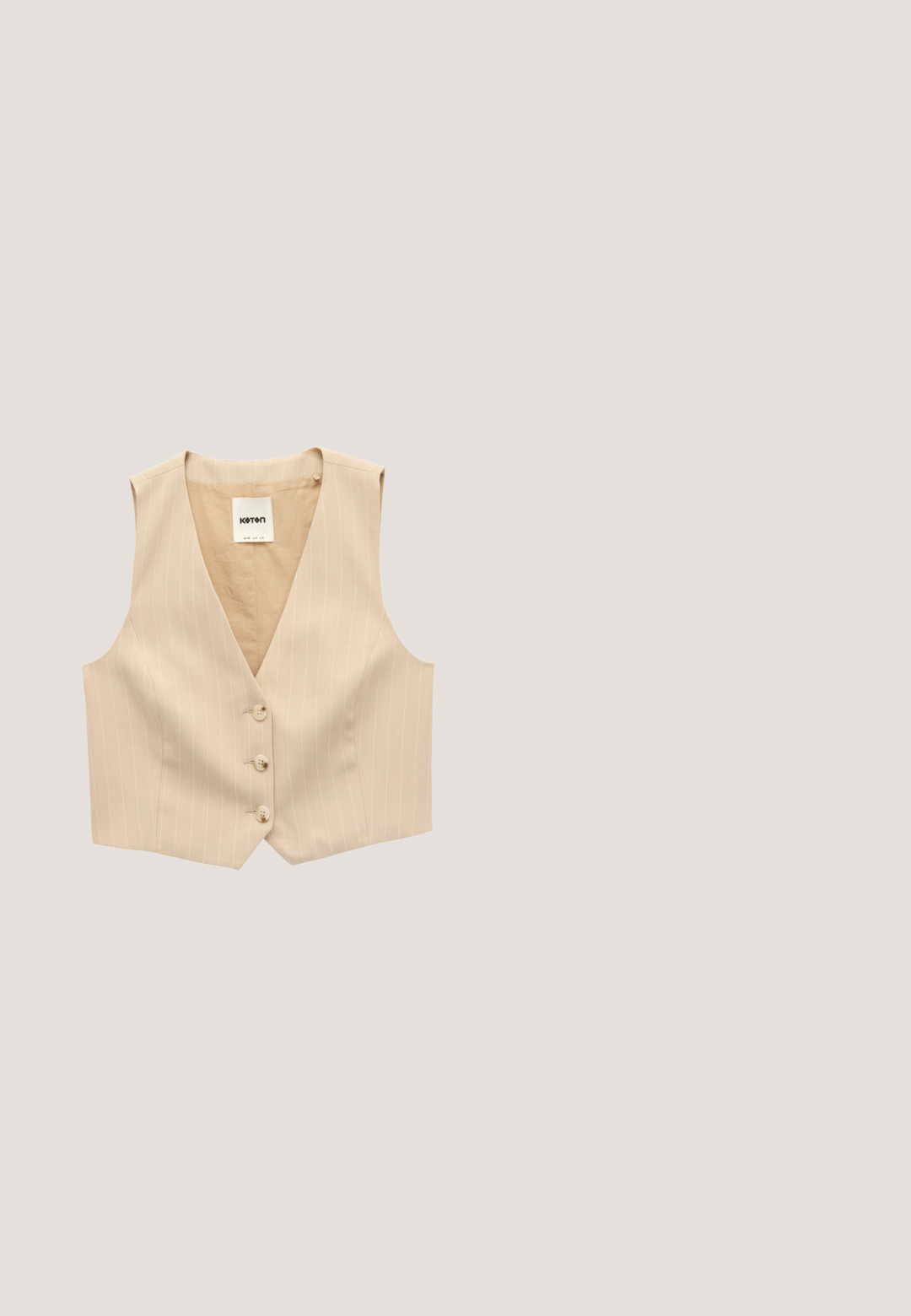 Beige ærmeløs vest med diskrete nålestriber, V-udskæring og tre knapper foran, med skræddersyet pasform og glat stof.; Beige ærmeløs tanktop med dyb rund halsudskæring og en Massimo Dutti-mærkat på bagsiden af halsen.; Beige plisserede shorts med et skræddersyet design, der har høj talje og en glat tekstur. Fire frontplisseringer skaber volumen. Ingen lommer.; Vevet beige slide sandaler med en polstret, rund sål og krydsbåndsdesign. Teksten er blød med et subtilt, mønstret udseende.; Solbriller med store, brune gradientlinser og en gennemsigtig lysegrå ramme. Har tynde metalarme for let vægt og komfort.; Beige vævet clutch-taske med cylindrisk form og en skulderrem lavet af ravfarvede perler.
