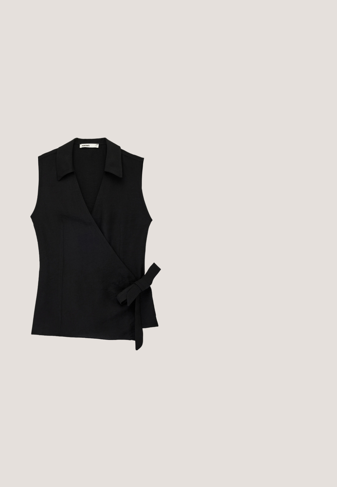 Zwarte mouwloze wikkelblouse met kraag en zijstrikdetail, getailleerde pasvorm op een witte achtergrond.; Zwarte jas met lange mouwen, ronde hals, verborgen sluiting aan de voorkant en elastische zoom en manchetten, weergegeven op een witte achtergrond.; Zwarte lichte broek met elastische tailleband, trekkoorden in taille en bij de enkels, rechte cropped pijpen.; Zwarte hoge hakken sandalen met een sculpturaal rubberontwerp. Bevat gebogen banden en een chunky hak. Glad matte textuur.; Zwarte ovaalvormige zonnebril met dikke glanzende monturen en donker getinte glazen op een witte achtergrond.; Zwarte geweven draagtas met één handvat, van bovenaf gezien op een witte achtergrond.