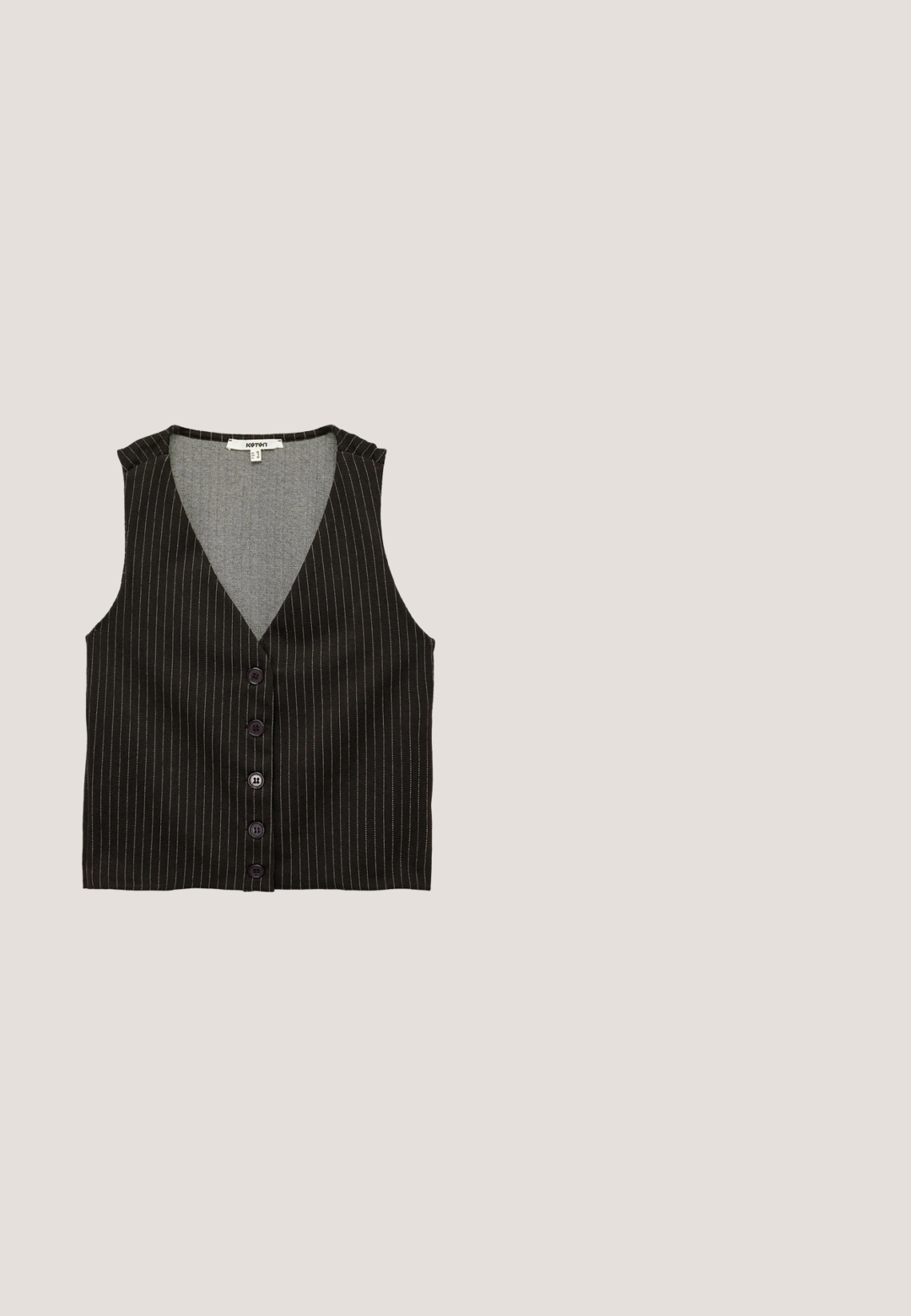 Haut sans manches noir avec des rayures blanches verticales. Encolure arrondie, ourlet légèrement incurvé et texture de tissu lisse.; Blouse rouge ample en tissu doux. Dotée d'un col large, de manches longues, d'ouvertures latérales et d'un détail à nouer à l'ourlet.; Shorts à carreaux rouges avec un motif à carreaux blancs. Confectionnés dans un tissu doux, ils disposent d'une ceinture élastique avec un cordon de serrage pour un ajustement optimal.; Mocassin en cuir verni bordeaux avec semelle noire, talon bas et grande chaîne dorée sur le dessus.; Sac à main en cuir bordeaux au grain lisse et brillant, doté d'une bandoulière chaîne dorée et d'un rabat de fermeture avec logo visible.; Mango Collier - gold-coloured