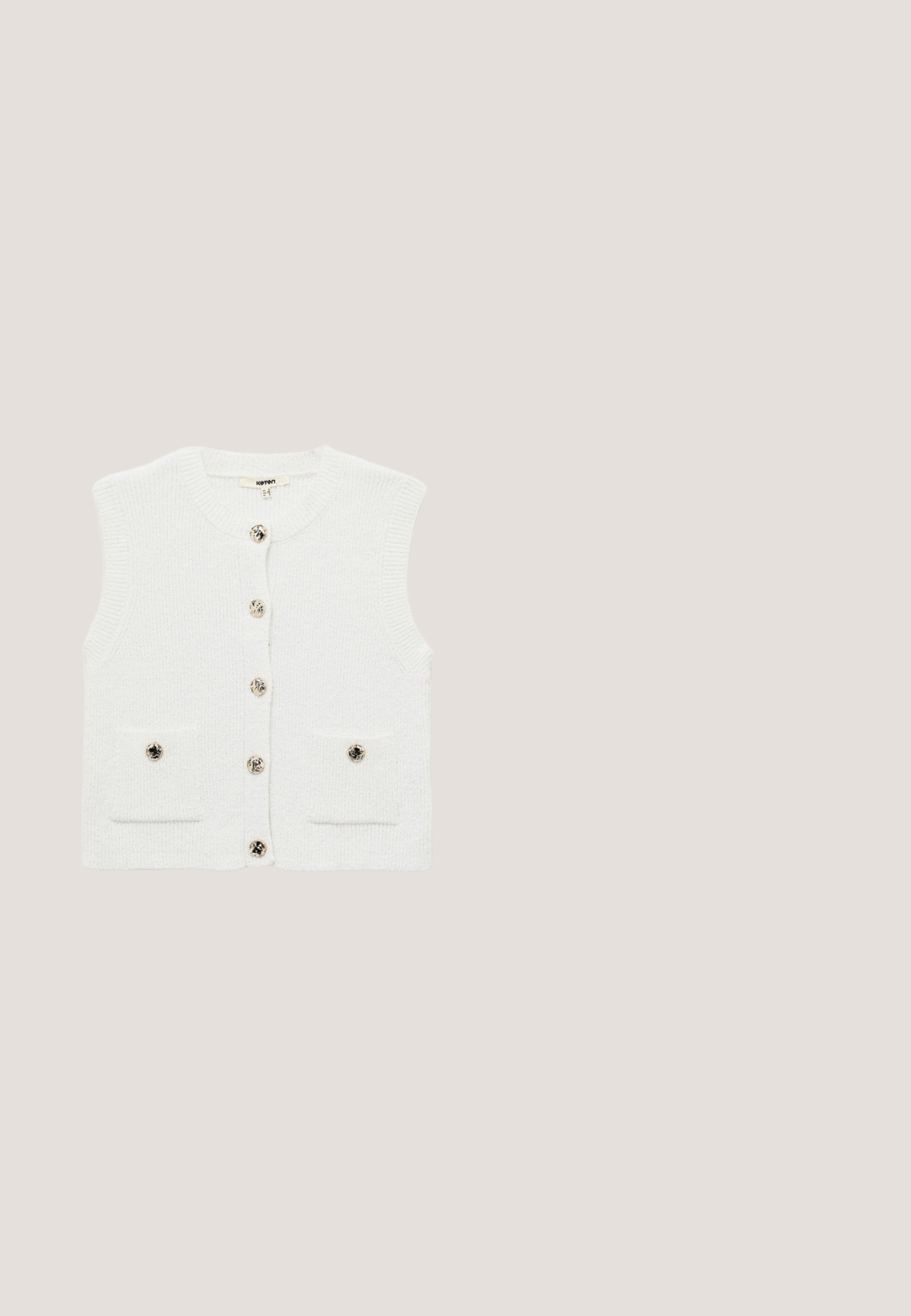 Mouwloos, wit geribbeld gebreid topje met een ronde halslijn. Zachte textuur, schone randen en een eenvoudig ontwerp, geschikt om te layering.; Donkerblauw mouwloos katoenen tanktop met V-hals en klein "M O P" logo nabij de onderzoom, gemaakt door Marc O’Polo.; Marine lange rok gemaakt van gestructureerde stof met verticale streepjes. Heeft een aansluitende tailleband en een vloeiende silhouet. Geen zichtbare sluitingen.; Witte leren sneaker met een patroon op het zijpaneel, een zandkleurig hielaccent en een beige rubberen zool. Voorzien van platte veters en een laag profiel.; Bruine zonnebril met een schildpad-acetaatframe. Heeft een vierkante vorm met doorzichtige pootjes en subtiele metalen accenten.; Bruine rechthoekige draagtas met lange handvatten, een decoratieve band en gouden gespdetail op het voorpaneel.