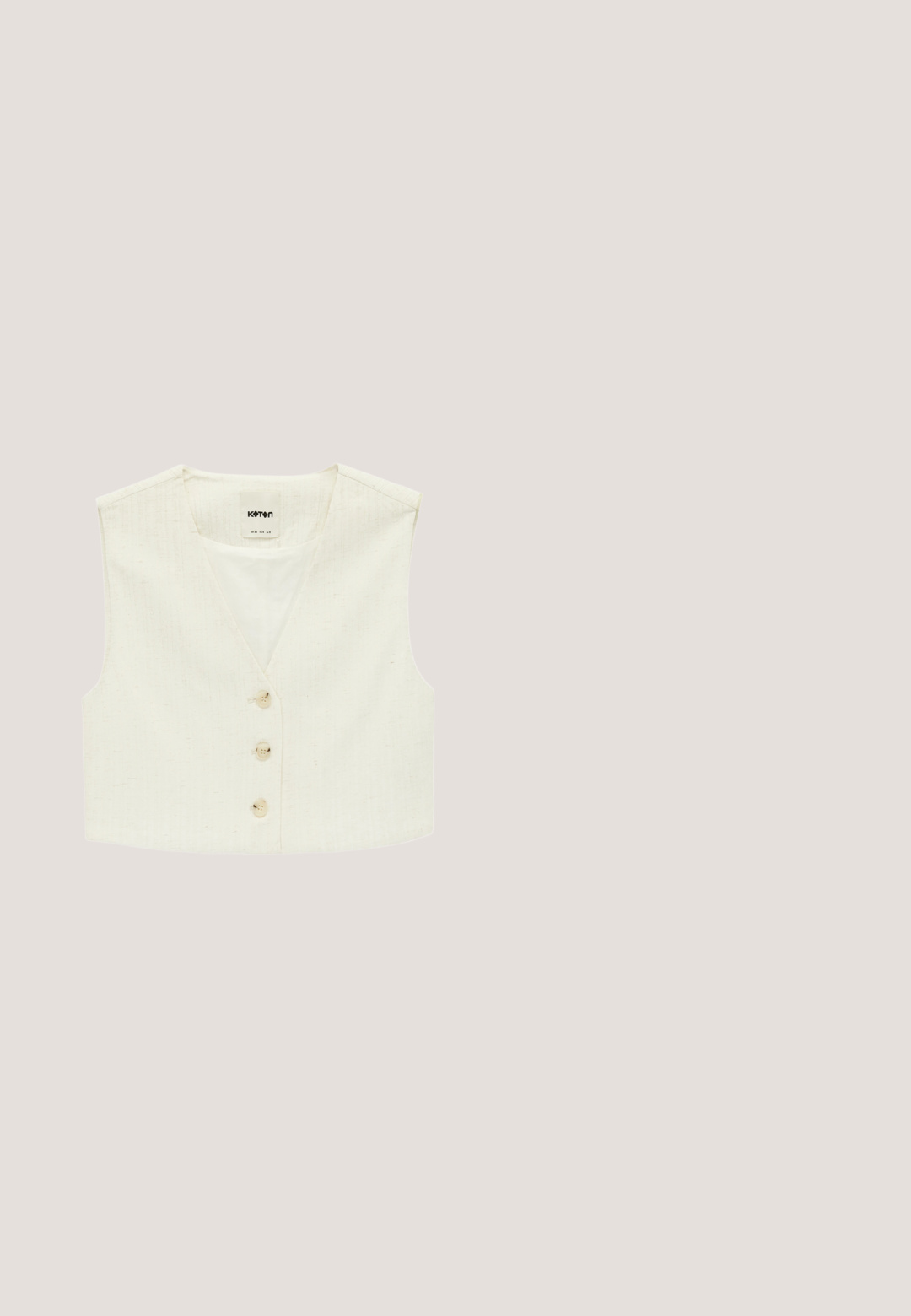 Mouwloze offwhite cropped vest met drie knopen aan de voorkant en een ronde halslijn, gemaakt van gestructureerde stof.; Mouwloos beige geribbeld tanktopje met ronde halslijn en aangesloten model, plat gelegd op een witte achtergrond.; Beige broek met wijde pijpen, elastische tailleband en trekkoord, gemaakt van zachte gestructureerde stof.; Bruine suède slidesandaal met brede band met grote rechthoekige gesp en platte kurkzool met een zwarte onderlaag.; Kleine ovale zonnebril met dunne gouden metalen monturen en donker getinte glazen op een witte achtergrond.; Crèmekleurige stoffen schoudertas met oogjesbloemenborduursel en een enkele zachte band.
