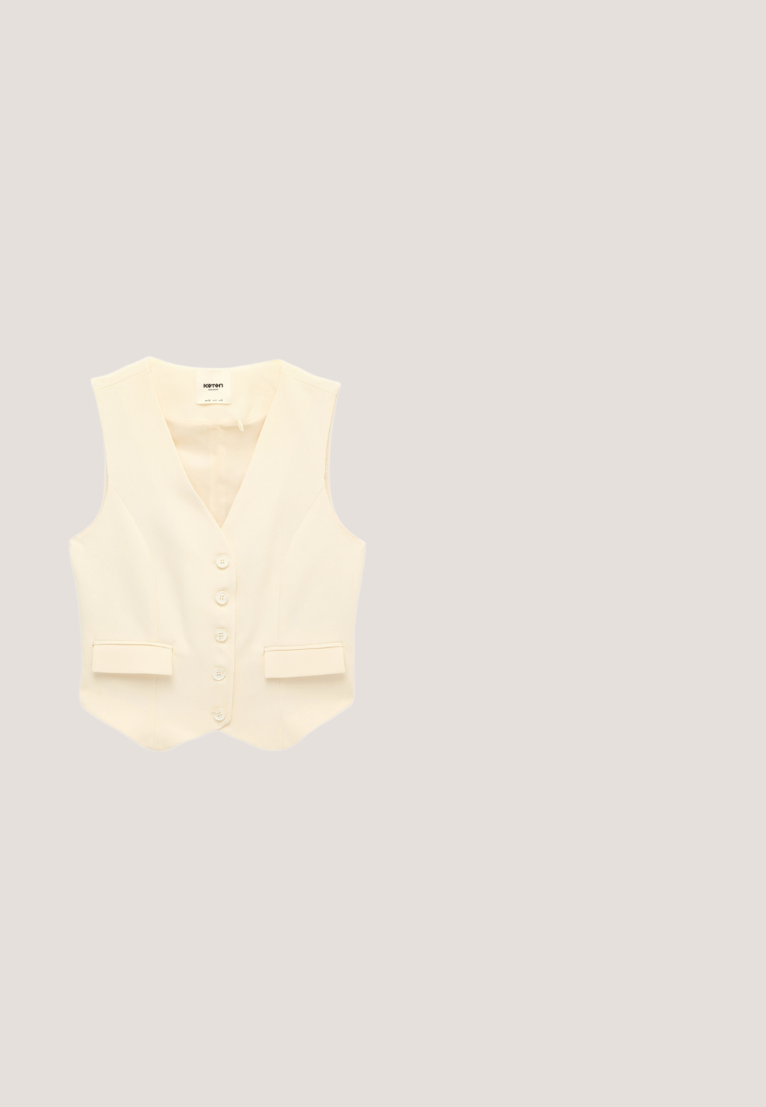 Crèmekleurig mouwloos vest met vijf knopen aan de voorkant, V-hals en twee klepzakken in de taille.; Beige gebreid poloshirt met korte mouwen, open V-hals en subtiele geribbelde structuur, lichtgewicht stof en comfortabele pasvorm.; Beige geplooide shorts met een op maat gemaakte uitstraling, met een hoge taille en een gladde textuur. Vier voorplooien creëren volume. Geen zakken.; Beige platte slipper met brede gekruiste bandjes, gouden gesp, kleine gouden studs en zwarte zool.; Rechthoekige zonnebril met transparante lichtbruine monturen en donkerbruine getinte glazen, schuin weergegeven op een witte achtergrond.; Gequilted beige clutch bag van leer, met een gouden rits en een afneembare schouderband. Logo is op de voorkant geperst. Rechthoekige vorm.