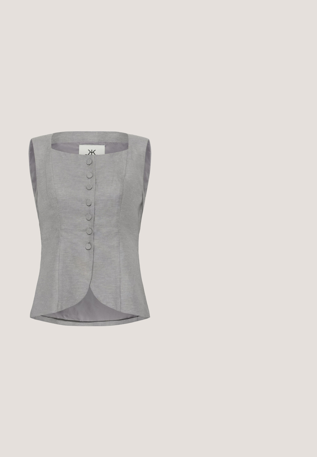 Mouwloos grijs vest met fijne diagonale strepen, zeven met stof beklede knopen aan de voorkant en een gebogen zoom.; Zwart mouwloos haltertop met een diepe V-hals en rugband, weergegeven op een witte achtergrond.; Zwarte broek van een gladde stof, met een getailleerd ontwerp, rechte pijpen en riemlussen. Geen zichtbare patronen of versieringen.; Zwarte lakleren slingback schoen met een puntige neus, driehoekige hak en decoratieve band met zilveren accenten. Soepele textuur.; Zwarte rechthoekige zonnebril met donkere gradient glazen. Mat afgewerkte monturen, benadrukt door gouden details op de pootjes en minimale branding.; Zwart-witte shopper met chevronpatroon en zwarte leren handvatten, gecombineerd met een kleine zwarte ritsportemonnee met goudkleurig "GUESS"-logo.