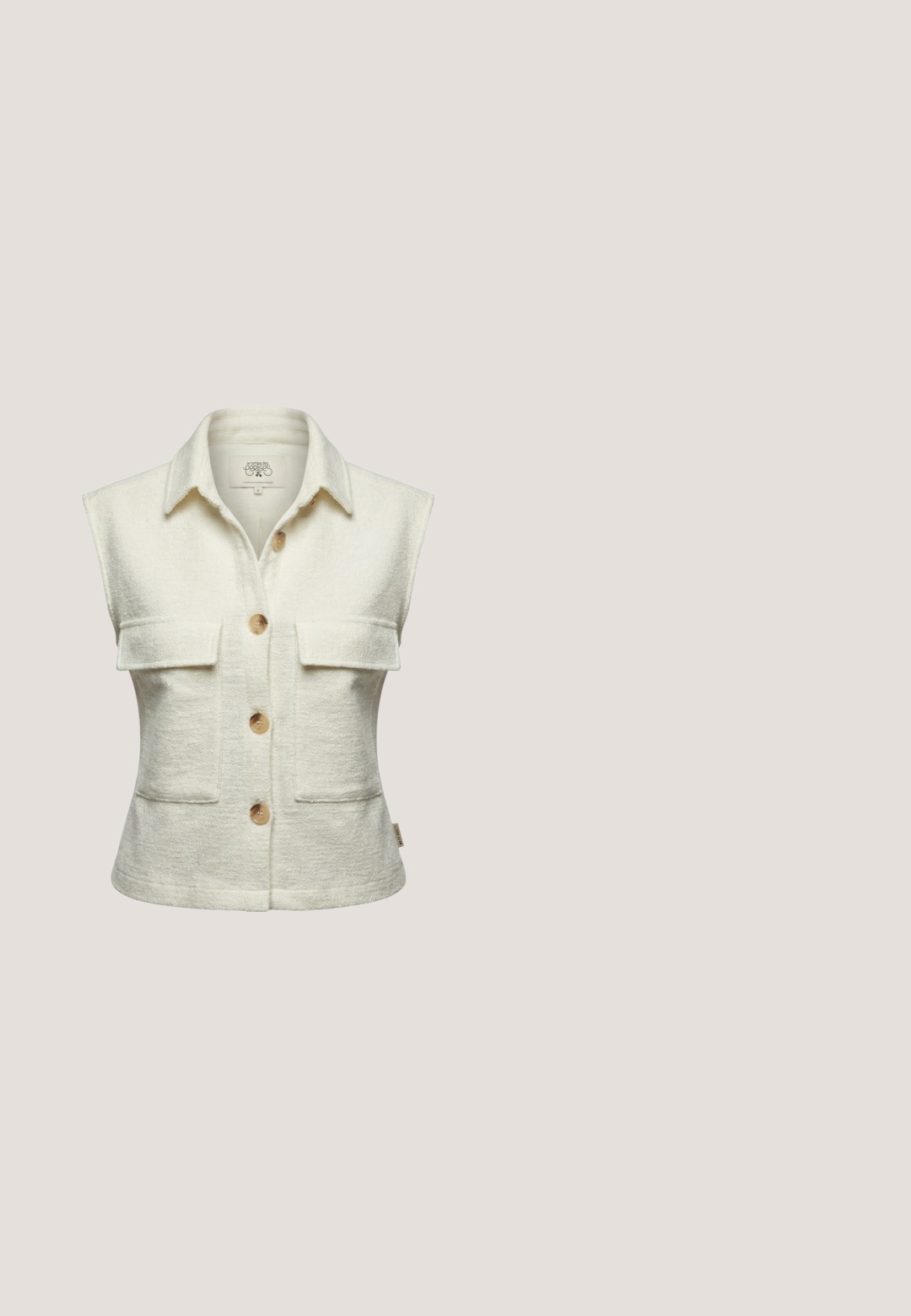 Chaleco sin mangas de color crema con textura, cuello, cuatro botones beige y dos bolsillos en el pecho con solapa.; Camiseta de rayas en color crema con finas líneas negras horizontales. Mangas cortas, cuello redondo, textura suave, corte relajado.; Pantalones de lino beige con cintura ajustable, piernas rectas y textura sutil. Presenta un ajuste relajado y sin patrones ni gráficos.; Zapatilla baja con malla blanca y superposiciones de ante beige, cordones blancos y suela de goma marrón con patrón de tracción.; Gafas de sol con un marco grueso de carey y lentes marrones, con forma hexagonal y patillas elegantes que presentan un discreto detalle de marca.; Bolso hobo de cuero beige tejido con asa ancha única y correa delgada para el hombro desmontable con herrajes en tono dorado.