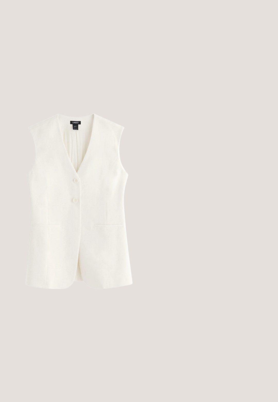 Ærmeløs hvid blazer-vest med to forreste knapper og slidser i lommerne, med V-hals og struktureret pasform.; Lysegul ærmeløs top med blondekant på brystet, kanten og justerbare tynde skulderstropper.; Grøn midi-nederdel med en samlet elastisk talje, glat tekstur og flodende design, der har en let A-form og ingen mønstre.; Beige vævet mule-tøfler med spids tå og flad sål, med et struktureret, åbenstrikket mønster på den øverste del.; Skildpaddedesign solbriller med firkantede linser og gradient brun nuance. Glat overflade, tynde arme og logo detalje på rammen.; Beige vævet taske med robuste håndtag, prydet med indprægede bogstaver "LE MARAIS PARIS" i sort på midten foran.