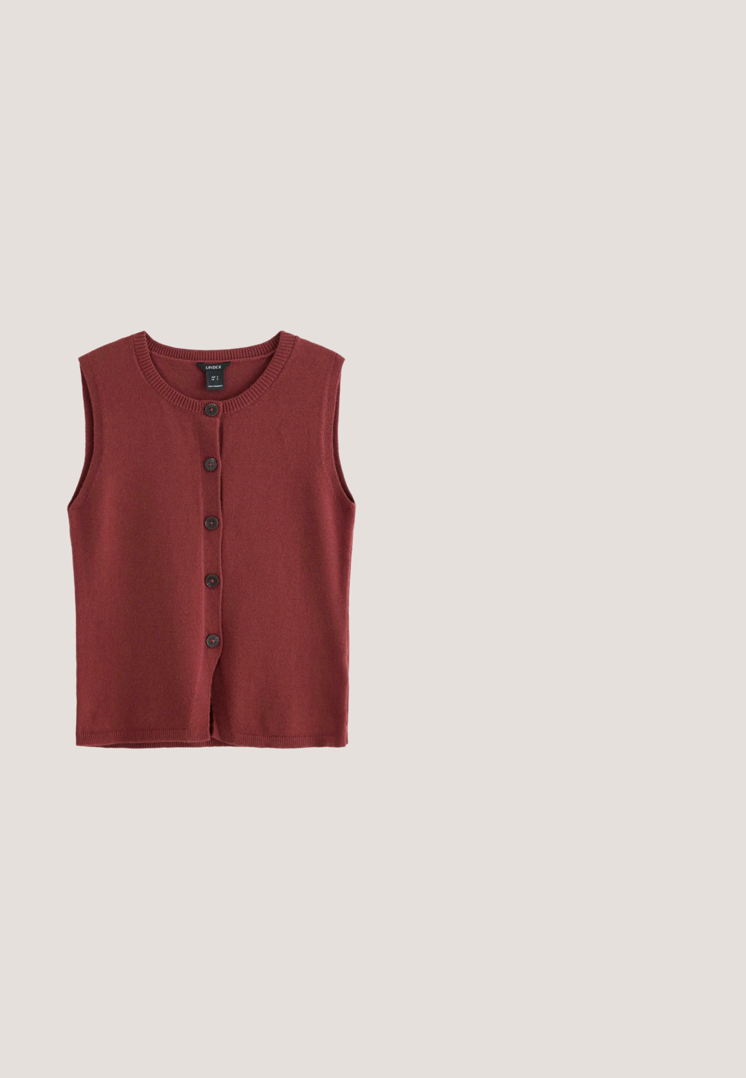 Ærmeløs vest med knapper i mørkerødt strikstof med rund halsudskæring og fem knapper foran, størrelse lille, mærke synligt inde i kraven.; Ærmeløs tanktop med bordeauxrøde og hvide vandrette striber og bordeaux kant ved hals og ærmegab, lagt fladt på en hvid baggrund.; Lyseblå denimshorts med høj talje, fire lommer og knaplukning. Har en klassisk lige ben stil og frynset kant.; Brun flad slip sandal med krydsede stropper i imiteret krokodillelæder og firkantet tådesign.; Rektangulære skildpadde-solbriller med brune tonede linser og en tyk ramme.; Brun læderhåndtaske med et vævet teksturmønster, med to lange, slanke håndtag til skulderbæring.