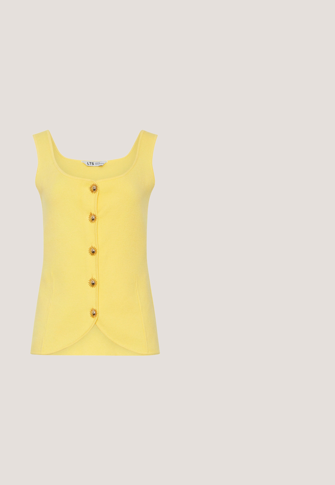 Haut tricoté jaune sans manches avec encolure dégagée et cinq boutons décoratifs en forme de tournesol sur le devant.; Haut jaune sans manches avec bretelles fines réglables et motif texturé à rayures verticales, avec un décolleté en V.; Pantalon ample jaune clair avec taille élastique et cordon, confectionné dans un tissu doux et texturé.; Sandale à enfiler avec semelle beige et bride en tissu jaune ornée de fleurs en tissu et de petites perles décoratives.; Sac fourre-tout tressé beige avec des anses en cuir marron, décoré de citrons jaunes brodés et de feuilles vertes.; Collier avec de petites perles multicolores et sept perles blanches en forme de marguerite, espacées régulièrement avec centres jaunes, fermoir en or et chaîne d'extension.