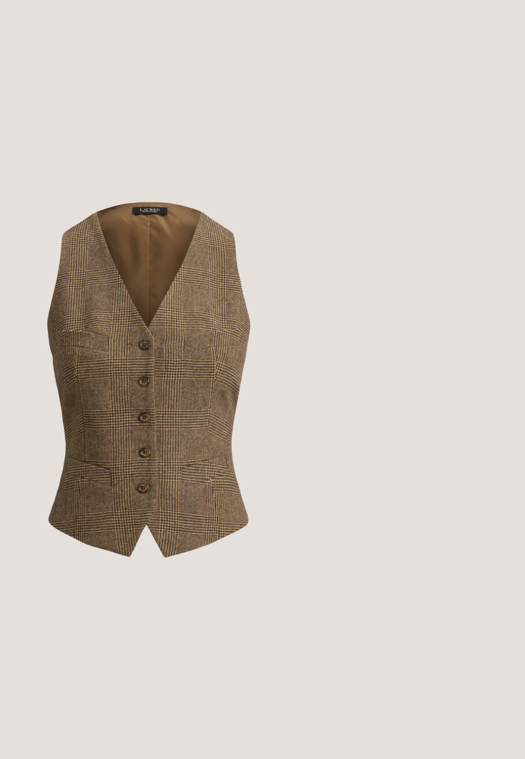 Mouwloze bruine geruite gilet met vijf knopen aan de voorkant en een V-hals, voorzien van een getailleerde pasvorm en kleine voorzakken.; Korte jas van bruine gestructureerde stof, voorzien van een ronde halslijn, lange mouwen, twee borstzakken en gouden knoopsluitingen.; Witte blouse met lange mouwen, met een gerimpelde hoge kraag en verticale ruches aan de voorkant. Lichtgewicht katoenen stof.; Donkerbruine geplooide rok van lichtgewicht stof, met een elastische tailleband en een vloeiende A-lijn vorm. Glad oppervlak zonder zichtbare patronen.; Donkerbruine leren brogue schoen met geperforeerde details en dikke zwarte profielzool, zijkant gezien op een witte achtergrond.; Bruine leren handtas met twee handvatten, gouden beslag en "The Bridge Firenze 1969" in het midden aan de voorkant gegraveerd.