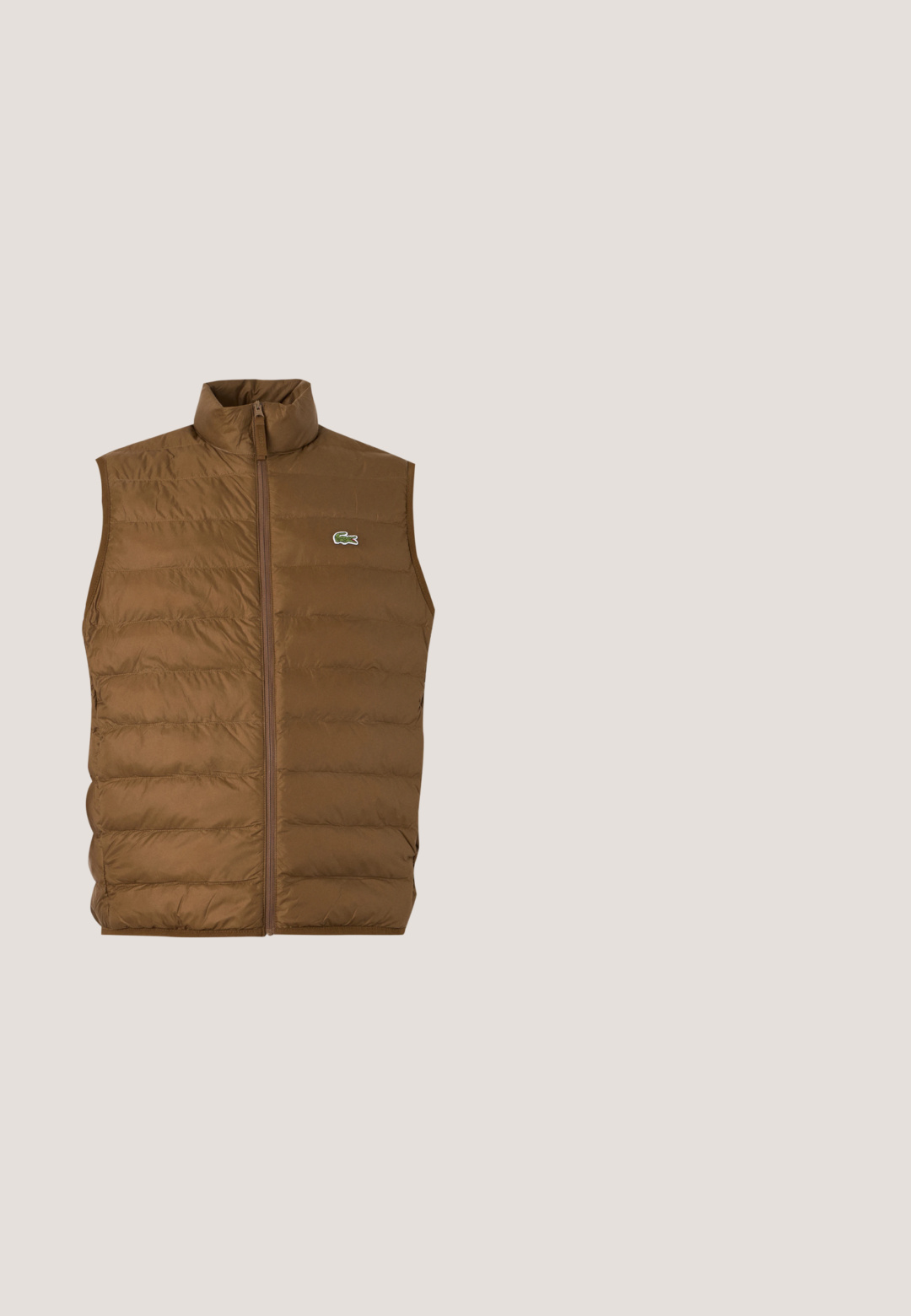 Bruin doorgestikt mouwloos vest met hoge kraag en rits aan de voorkant, met klein groen logo op de linkerborst.; Olijf groene sweater met lange mouwen, een kwart ritssluiting en een klein krokodillenlogo op de linkerkant van de borst.; Lichtblauw T-shirt met korte mouwen, gemaakt van zacht katoen. Heeft een klein groen geborduurd krokodillenlogo op de borst.; Lichtgewicht katoenen broek in olijfgroen met een elastische taille, knoopsluiting en een rechte broekspijp. Geen zichtbare patronen of accenten.; Witte leren sneakers met groene accenten, vetersluiting, gouden ogen en gemêleerde panelen. Dikke crèmekleurige rubberen zool.; Zwarte boodschappentas met geometrische textuur, glad lederen klep, zilveren hardware en verstelbare schouderriem; voorzien van een ritssluitingvak.