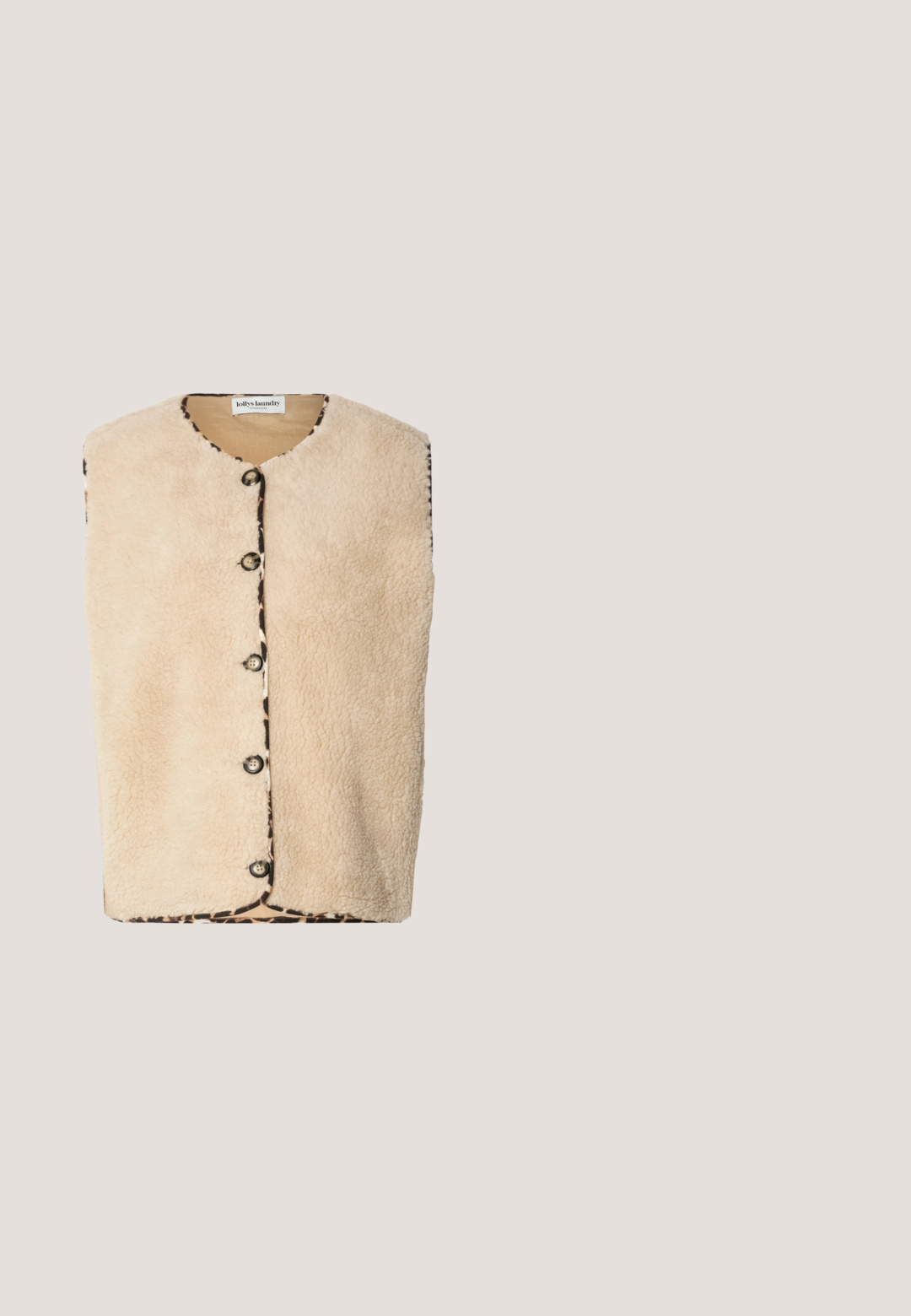 Beige neppelsen vest met een ronde hals, zwarte knoopsluitingen, en een patroonrand met een luipaardprint langs de randen.; Bruine lange mouwen polo met vier knopen, geribbelde manchetten en een geribbelde zoom tegen een effen witte achtergrond.; Bruine flared pants van een zachte, suede-achtige stof. Beschikt over vier zakken, een knoopsluiting en een gladde, gestructureerde oppervlakte.; Bruine suède enkellaarzen met een gestructureerde afwerking, ronde neus en een chunky zwarte rubberen zool met een loopvlakpatroon.; Donkerbruine leren draagtas met twee lange hengsels, decoratieve gouden ringen en een aangehechte rechthoekige pouch met ritssluiting.; Oorbellen in goudkleur met een abstracte, organische vorm, voorzien van een gestructureerd oppervlak en een sluiting met oorstekers.