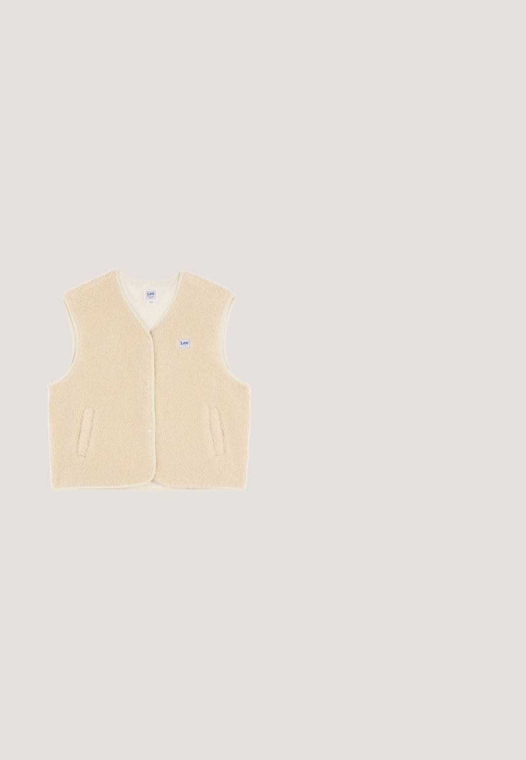 Veste sans manches beige en sherpa polaire avec deux poches avant et un petit patch logo Lee sur la poitrine gauche.; Sweat-shirt crème à fermeture quart de zip, avec poignets et ourlet côtelés, petit logo brodé sur la poitrine gauche et col montant.; Débardeur beige côtelé sans manches avec encolure ronde et étiquette Gant visible à l'intérieur du col.; Jean en denim taille haute bleu clair avec poches avant, passants de ceinture, fermeture par bouton et jambes fuselées sur fond blanc.; Baskets athlétiques blanches et bleues avec dessus en mesh et daim, design à lacets et semelle épaisse en caoutchouc blanc, vue de profil latéral.; Sac cabas Eastpak bleu clair avec poignées doubles, poche avant zippée et fermeture zippée supérieure avec cordons sur fond blanc.