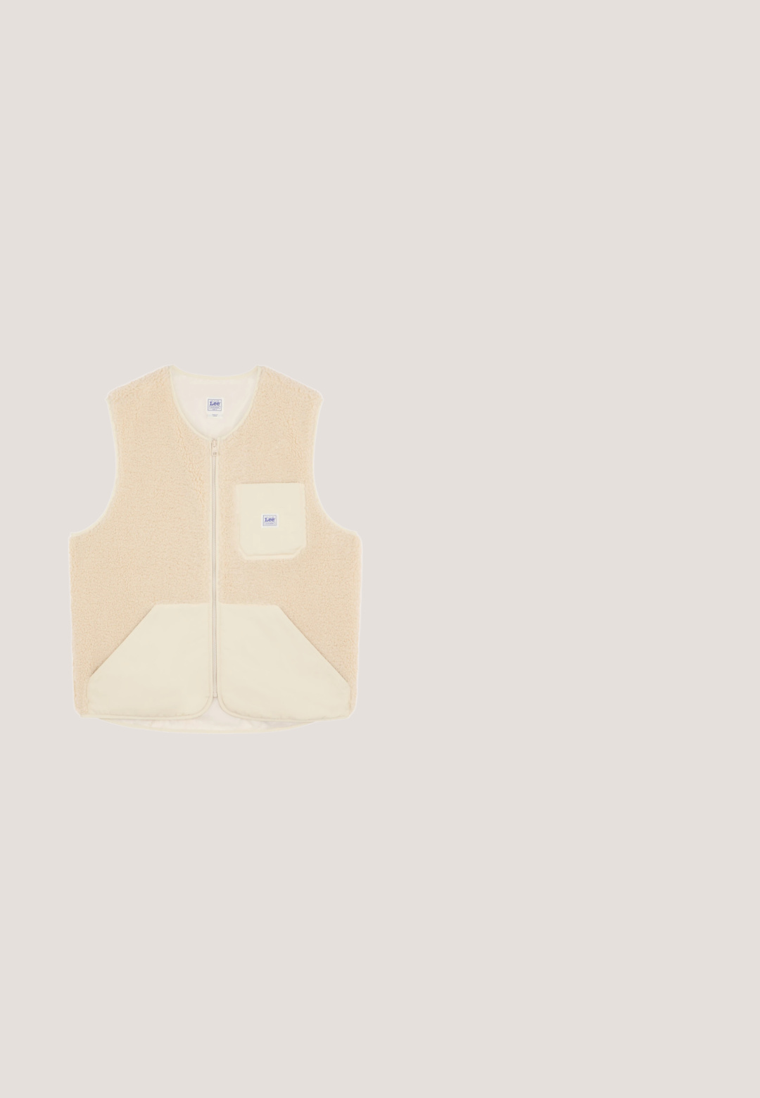 Beige fleecevest met rits aan de voorkant, een klein borstzakje en twee grotere voorzakken, gemaakt door het merk Lee.; Bruine trui met kwart rits en donkerbruine outdoor-thema graphics, waaronder bloemen, dieren, bomen en de merknaam Napapijri.; Beige rugbyshirt met lange mouwen en bruine kleurvlakken, kraag met knopen, grote voorzak met rood bloemenborduursel en "NAPAPI"-tekst over de borst.; Bruine corduroy broek met voorzakken, riemlussen en metalen knoopsluiting, plat gelegd op een witte achtergrond.; Sneakers met een mix van tan suede en crèmekleurig synthetisch materiaal, met een blauwe accent en een getextureerde zool; bruine veters; gedragen met grijs gestreepte broek.; Bruine leren toilettas met een rechthoekige vorm, een gladde textuur, een ritssluiting aan de bovenkant en een zijkant handvat voor gemakkelijk dragen.
