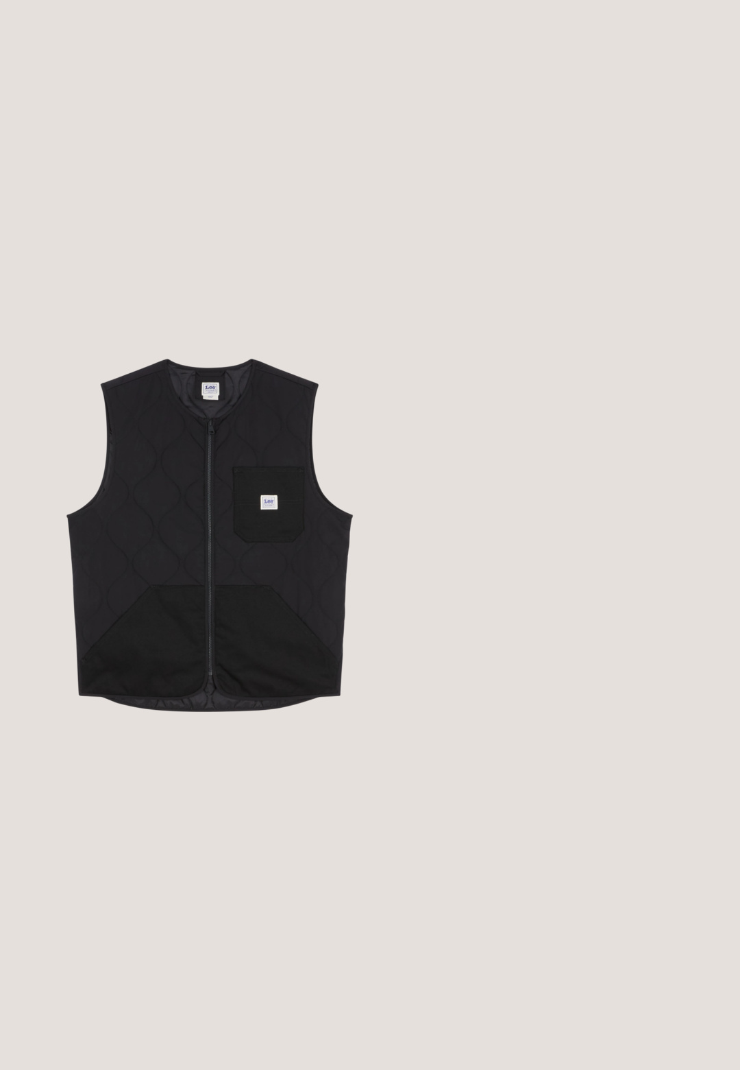 Veste noire matelassée sans manches avec une fermeture éclair à l'avant, deux poches inférieures et une poche poitrine avec une étiquette de la marque Lee.; Sweatshirt noir en mélange de coton avec col rond et poignets côtelés. Présente une marque blanche sur le côté gauche près de l'ourlet.; T-shirt en coton blanc à manches courtes, arborant un logo "DIESEL" rose brodé sur le côté gauche de la poitrine et un col rond classique.; Jean en denim gris foncé avec une silhouette évasée, dotée d'une fermeture à bouton, de cinq poches et d'un léger délavage à l'avant.; Baskets montantes noires avec des accents rouges et une finition usée. Caractérisées par une tige en toile texturée et une semelle en caoutchouc avec un design découpé.; Sac banane noir zippé avec le logo blanc "KARL LAGERFELD JEANS" sur le devant et des sangles réglables de chaque côté.