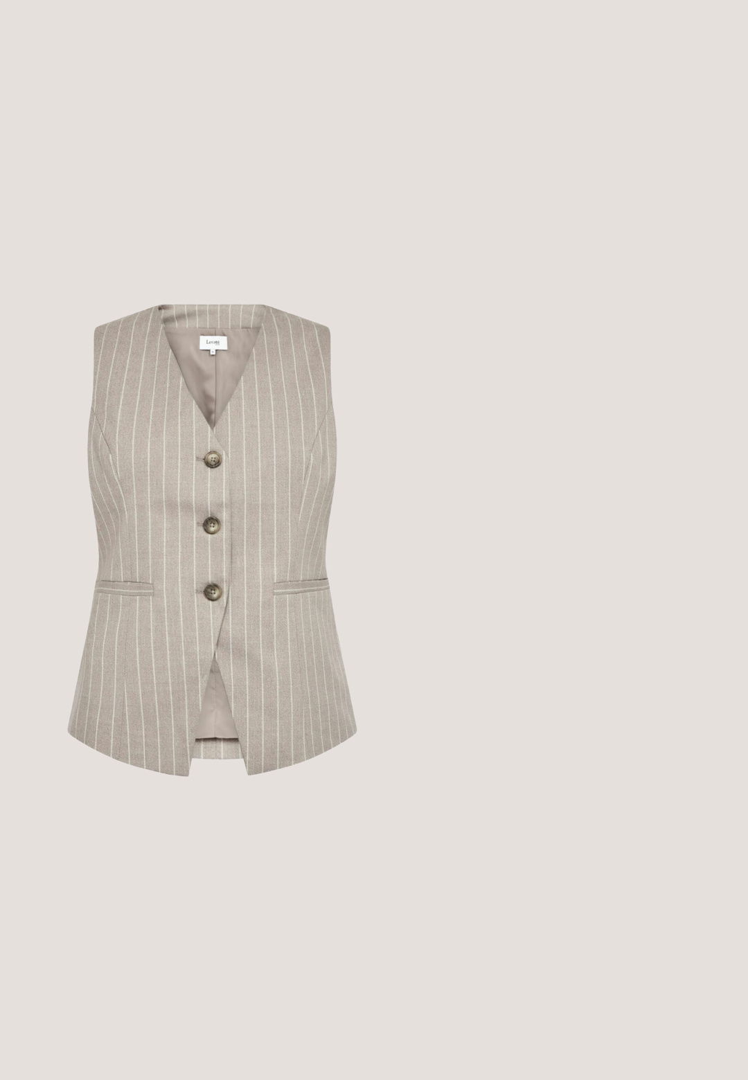 Beige ærmeløs vest med lodrette hvide nålestriber, V-hals, tre brune knapper, to lommer foran med slidser og en let buet kant.; Kremfarvet sweater med rund hals og 3D blomsterapplikationer, der dækker de lange ærmer.; Lyseblå vidde jeans med forlommer, bæltestropper og knaplukning, lagt fladt på en hvid baggrund.; Metallic guld sandaler med tre brede tværstropper, nitter accenter, en sort tekstureret sål og et fladt design.; Brune skildpadde solbriller med store oktagonale rammer, gradient brune linser og guld accenter på tempelene.; Sort håndtaske lavet af struktureret hårhudir, med et rundt håndtag og en klaplukning. Glat indvendig med bløde kanter.
