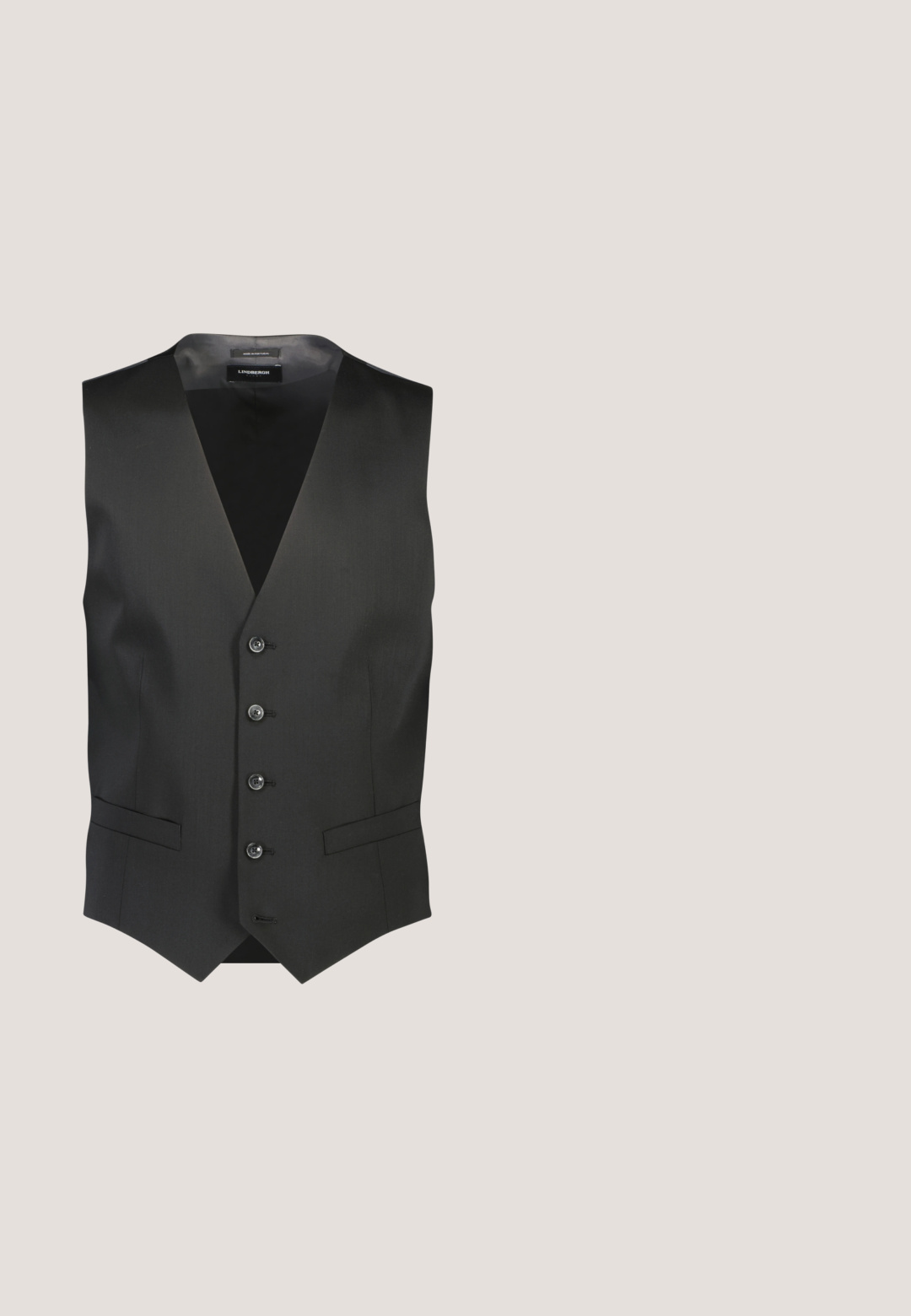 Sort vest med V-halsdesign, fem-knap frontlukning, to sidelommer og glat tekstur. Egnet til formelt tøj.; Hvid langærmet skjorte lavet af glat stof, med knaplukning foran, spids krave og diskret "JP" broderi på brystet.; Sorte formelle bukser med knap- og lynlås, bæltestropper og lige ben på hvid baggrund.; Sorte læder dress sko med en glat overflade, rund tå, subtile syninger og en brun gummisål.; Sort slips med et mønster af små og større lilla cirkulære blomster-motiver arrangeret i rækker på en hvid baggrund.; Sort læderbælte rullet sammen med et sølvfarvet rektangulært spænde og to bæltestropper på en hvid baggrund.