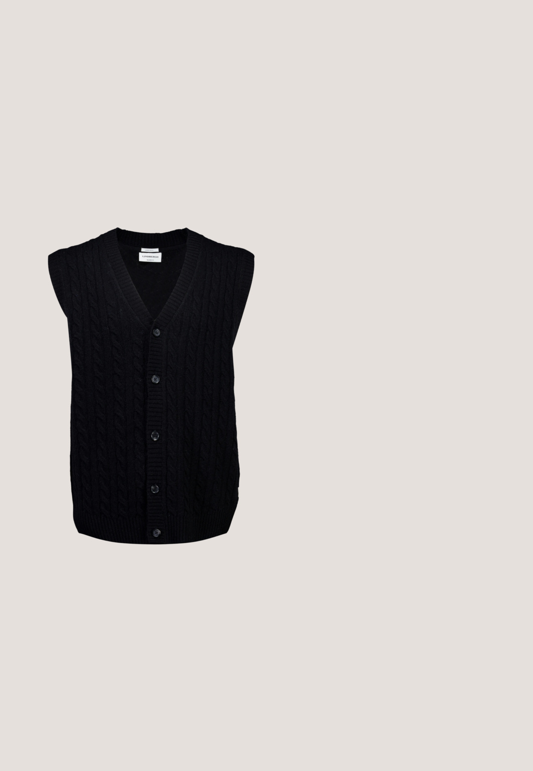 Sort kabelstrikket ærmeløs cardigan med V-hals, frontknaplukning og ribbet kant. Har tekstureret mønster og glat stof.; Sort kortærmet polo-shirt med tekstureret kabelstrikmønster og tre knapper foran på stolpelukningen.; Sorte shorts lavet af et glat stof med skræddersyet design, der har en frontknaplukning, læg og sidelommer.; Sort herre penny loafer i læder med syninger på mok-toe og lav hæl, vist i sideprofil på hvid baggrund.; Sorte rektangulære solbriller med smalle rosa-tonede linser, der hviler på en hvid overflade.; Sort læderhåndledsclutch med en foldover-klap og lynlåslukning på en hvid baggrund.