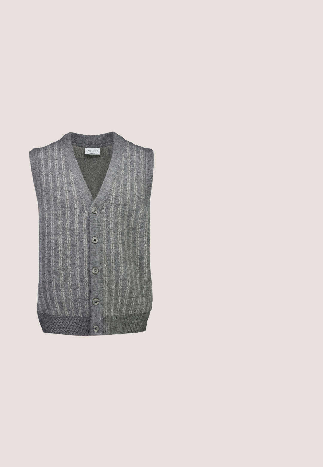 Grau gestrickte ärmellose Weste mit Knöpfen, vertikalen strukturierten Streifen und Rippenbund, mit dem Label Lindbergh Comfort Fit.; Hellgrauer Strickpullover mit gerippter Textur, Rundhalsausschnitt und langen Ärmeln. Verfügt über ein klassisches Design mit elastischen Bündchen und Saum.; Weißes T-Shirt mit kurzen Ärmeln, aus weicher Baumwolle, mit Rundhalsausschnitt und geradem Saum. Keine sichtbaren Muster oder Verzierungen.; Dunkelgraue, leichte, gewebte Hose mit Kordelzugbund, tapered Bein Design und subtiler Textur. Keine sichtbaren Taschen.; Hellgrauer, niedriger Sneaker aus Veloursleder mit Schnürung vorne und weißer Gummisohle, seitlichen Nahtdetails und gepolstertem Fersenkragen.; Schwarze Lederaktentasche mit zwei Griffen, einer vorderen Einschubtasche und silberfarbenen Beschlägen auf weißem Hintergrund.