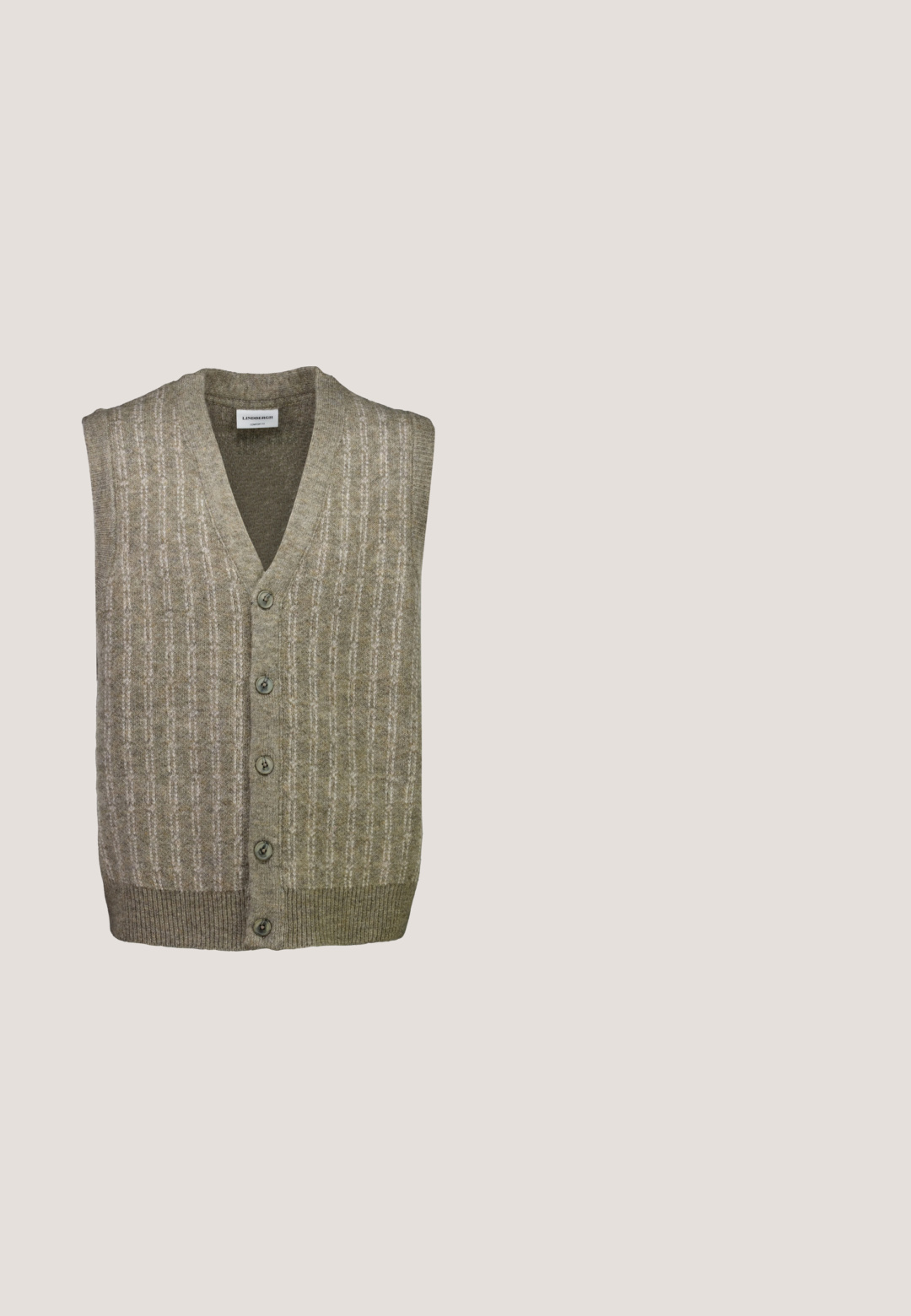 Knapåbnet uldvest uden ærmer med V-hals, subtilt lodret mønster i beige og lysebrune nuancer.; Beige kabelstrikket cardigan med V-udskæring, seks knapper foran og ribstrikkede manchetter og kant.; Brun kordfløjls skjorte med lange ærmer, knap-ned krave, frontlomme og struktureret ribbet overflade. Har sølvfarvede knapper.; Redefined Rebel JOHN COMFORT FIT - Bukser - demitasse; Brune læder brogue pent sko med perforerede detaljer og sorte såler, vist side om side på en hvid baggrund.; Læder messenger taske i dyb burgundy. Har et top håndtag, aftagelig skulderrem, frontklap med to spænder og en glat tekstur.