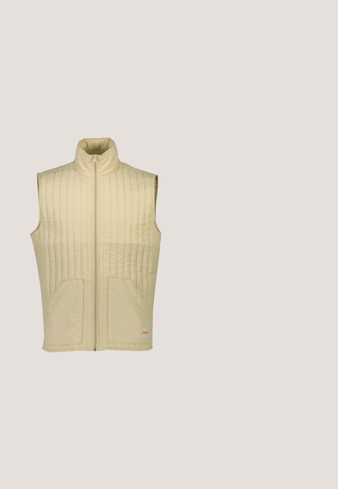 Lindbergh VERTICAL QUILTED WAISTCOAT - Vest - dk sand; Lys beige strikket sweater med lange ærmer, rund hals og en glat tekstur. Har et subtilt mønster og et lille mærke ved kanten.; Lys beige sansærmet top lavet af ribbet stof med rund halsudskæring og et lille label ved kanten. Enkel og tætsiddende design.; Beige bomuldsshorts med flad front, knaplukning og to sidelommer. Glat tekstur og lige ben-design.; Brun ruskind slid-sandal med bred velcro rem og sort gummisål, set fra siden på hvid baggrund.; Rektangulære solbriller med en guld metalramme og sorte detaljer, der har gradient brune linser og tynde sorte stænger.