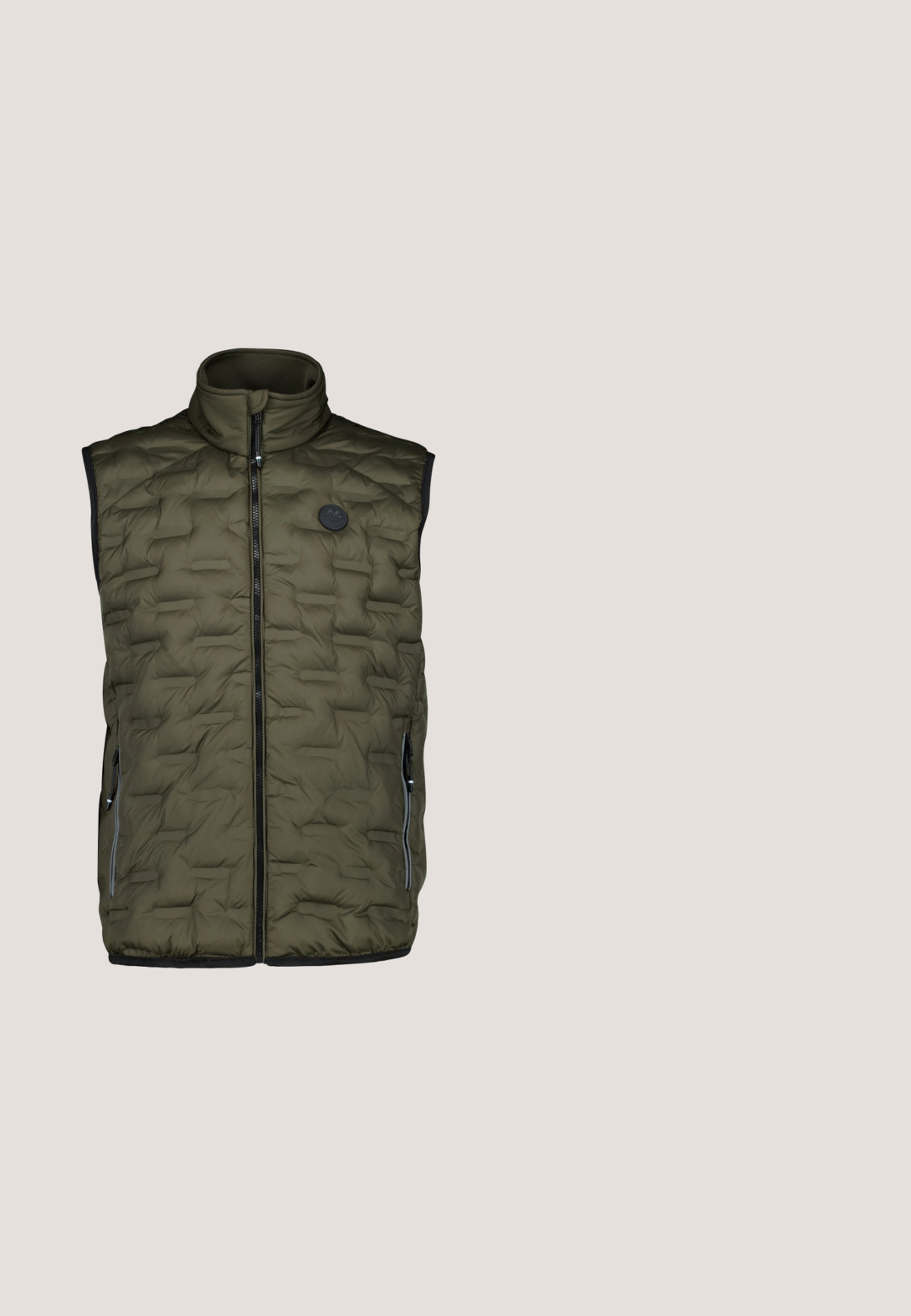 Olijfgroene doorgestikte mouwloze bodywarmer met ritssluiting aan de voorkant, hoge kraag, zijritszakken en ronde zwarte logopatch op de borst.; Lichtbeige hoodie met voorzak en klein geel vogel logo op de linkerborst.; Beige T-shirt met korte mouwen en ronde hals, gemaakt van zachte stof met een subtiel logo op de borst en een merklabel aan de binnenkant van de kraag.; Beige ribfluwelen broek met een elastische tailleband, verstelbare trekkoord en taps toelopende pijpen. Heeft een subtiele geribbelde textuur voor extra detail.; Beige sportschoen met mesh bovenwerk, zwarte accenten en witte zool. Heeft een vetersluiting en een logo aan de zijkant.; Donkerbruin leren crossbody tas met een textuurafwerking, verstelbare schouderband en een zilveren rits. Beschikt over een geperst logo aan de voorkant.