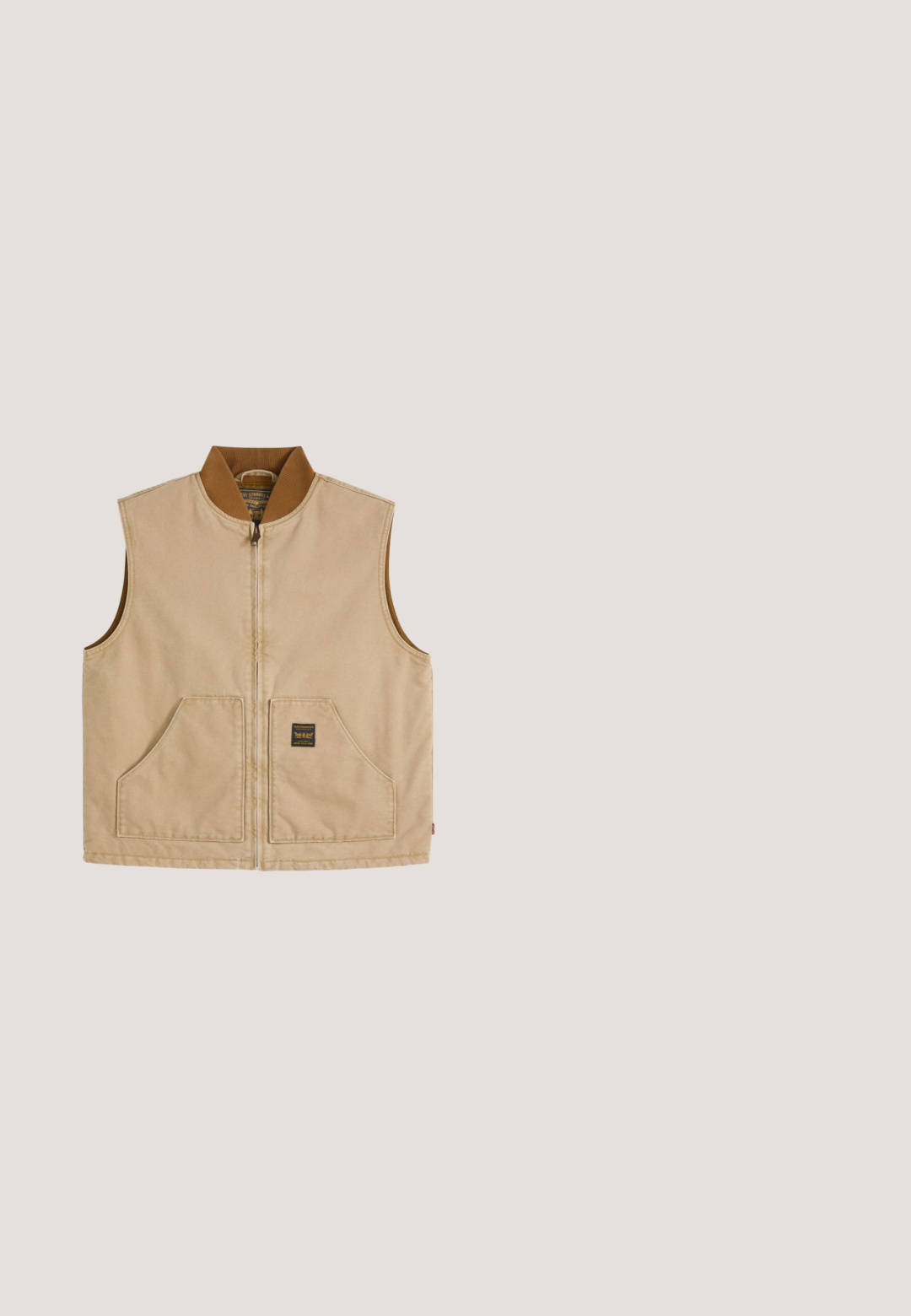 Beige mouwloos vest met ritssluiting, bruine geribde kraag en twee voorzakken, waarvan één met een klein zwart vierkant label.; Lichtblauwe zip-up hoodie gemaakt van zachte stof. Bevat een capuchon, zakken aan de voorkant, geribbelde manchetten en zoom. Subtiele logodetail op de borst.; Navyblauwe katoenen t-shirt met korte mouwen, voorzien van een witte grafische print van een vis en de tekst "FISH & CHIPS" op de borst.; Lichtblauwe denim jeans met een rechte pijp, vijf zakken, contrasterende stiksels en een knoop- en ritsluiting bij de taille.; Sneaker met een crème canvas bovenkant, bruin suède en leren accenten, rubberen zool en witte veters; heeft een logo en stikdetails.; Blauwe stoffen crossbodytas met een gestructureerd oppervlak, voorzien van meerdere ritssluitingen en een schouderriem. Calvin Klein-logo aan de voorkant.