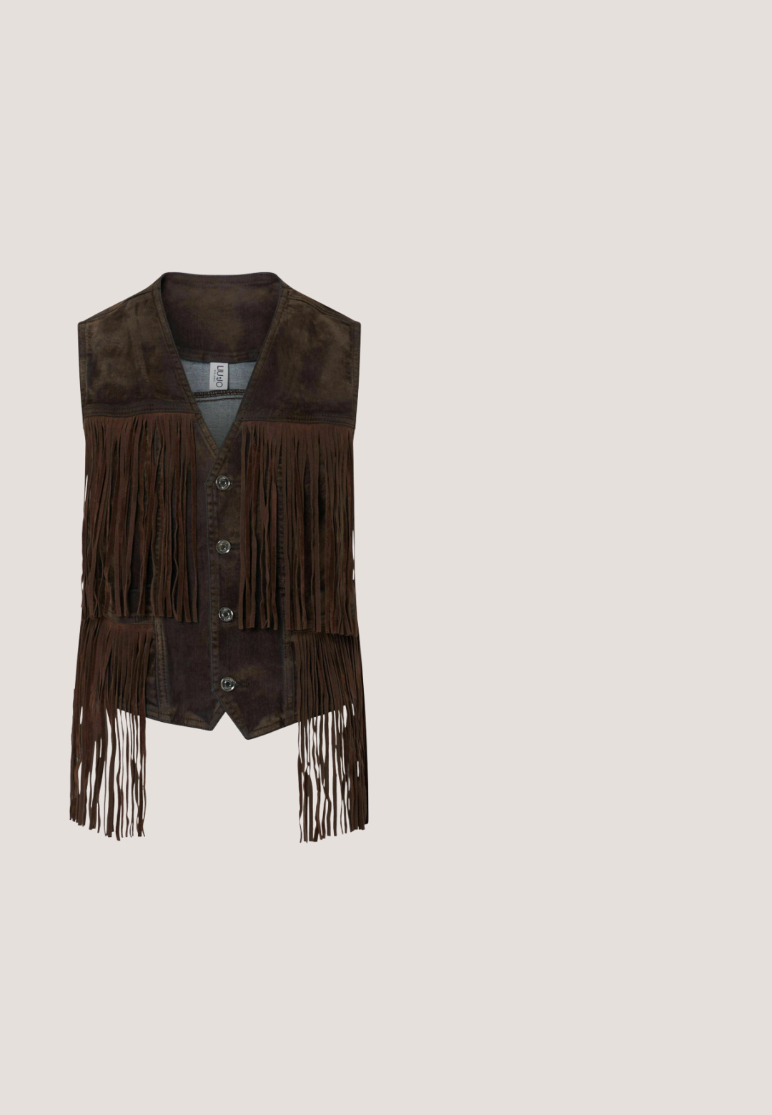 Gilet en daim marron foncé avec de longues franges, col en V et quatre boutons sur le devant. Aucune personne ou arrière-plan visible.; Top en dentelle tricoté avec des rayures horizontales colorées en rose, rouge, vert et marron. Manches courtes et détail de bord frangé.; Jupe longue à volants avec taille à cordon, présentant des blocs pastel jaune, rose, violet et vert avec un motif floral.; Bottine en daim marron foncé avec une semelle épaisse, couture style mocassin, et détail de franges superposées à l'avant.; Sac seau en suédine marron avec des franges, fermeture à cordon, œillets en métal et un charm. Présente une finition texturée et un design triangulaire à l'avant.; Collier superposé en ton or présentant deux styles de chaînes avec un accent en perle et un pendentif en forme de fleur à la base.