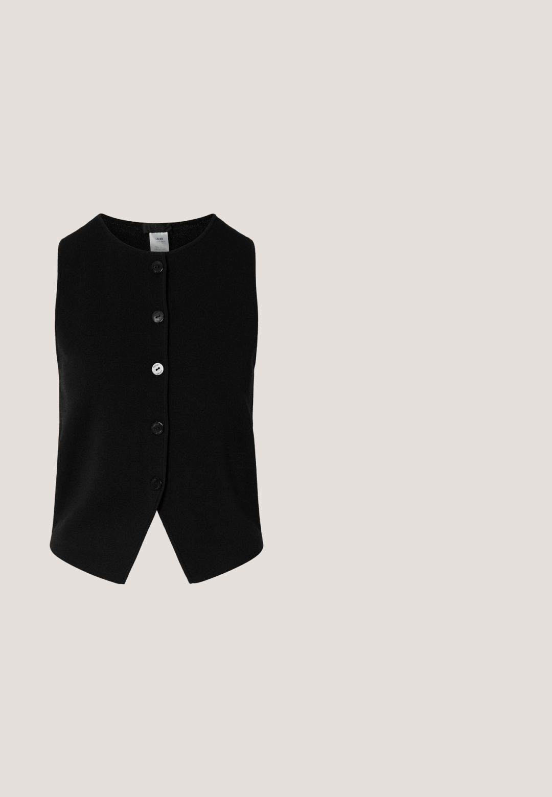 Zwart mouwloos vest met ronde halslijn, vijf knopen aan de voorkant en een lichte V-vormige zoom aan de onderkant in het midden.; Zwarte blazer met lange mouwen, voorzien van gouden paillettenletters en een bloemenbroche als accent op de borst. Klassieke revers en een gestructureerd ontwerp.; Zwarte leren sandalen met drie brede banden, versierd met gouden studs, decoratieve franjes en charms in rood en groen. Vlakke zool met een gouden accent.; Zwarte kattenoog-zonnebril met donkere glazen en gouden dubbele G-logo op de pootjes, getoond op een witte achtergrond.; Kleine rechthoekige handtas met een goud-zwart bloemenpatroon, gouden kettinghengsel en een gouden sluiting met een gegraveerd logo.; Gouden metalen manchetarmband met een getextureerde, gehamerde afwerking en een bloemmotief met drie kleine nepparels in het midden.