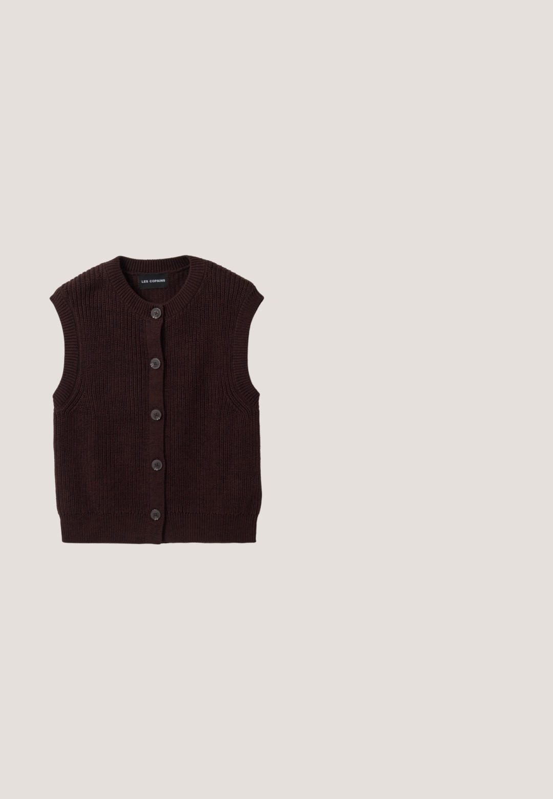Ärmelloser dunkelbrauner Strickcardigan mit Rundhalsausschnitt und fünf Knöpfen vorne, mit Rippenstruktur und einem Etikett mit der Aufschrift "Les Copains."; Langärmliges, dunkelviolettes Rollkragenshirt mit glatter Textur, flach auf weißem Hintergrund dargestellt.; Weite Hosen im braunen Karomuster. Hergestellt aus strukturiertem Stoff mit einem Knopfverschluss an der Taille. Verfügt über ein klassisches Design.; Dunkelbrauner glänzender Lederloafer mit Quasten, einer hellbraunen Zwischensohle und einer schwarzen Gummisohle.; Burgunderfarbene Cat-Eye-Sonnenbrille mit dunklen Gläsern, glatten Kunststoffrahmen und goldenen Akzenten an den Seiten. Stilvolles und kantiges Design.; Dunkelbraune Leder-Totetasche mit zwei langen Griffen und goldfarbenen Schnallendetails auf weißem Hintergrund.