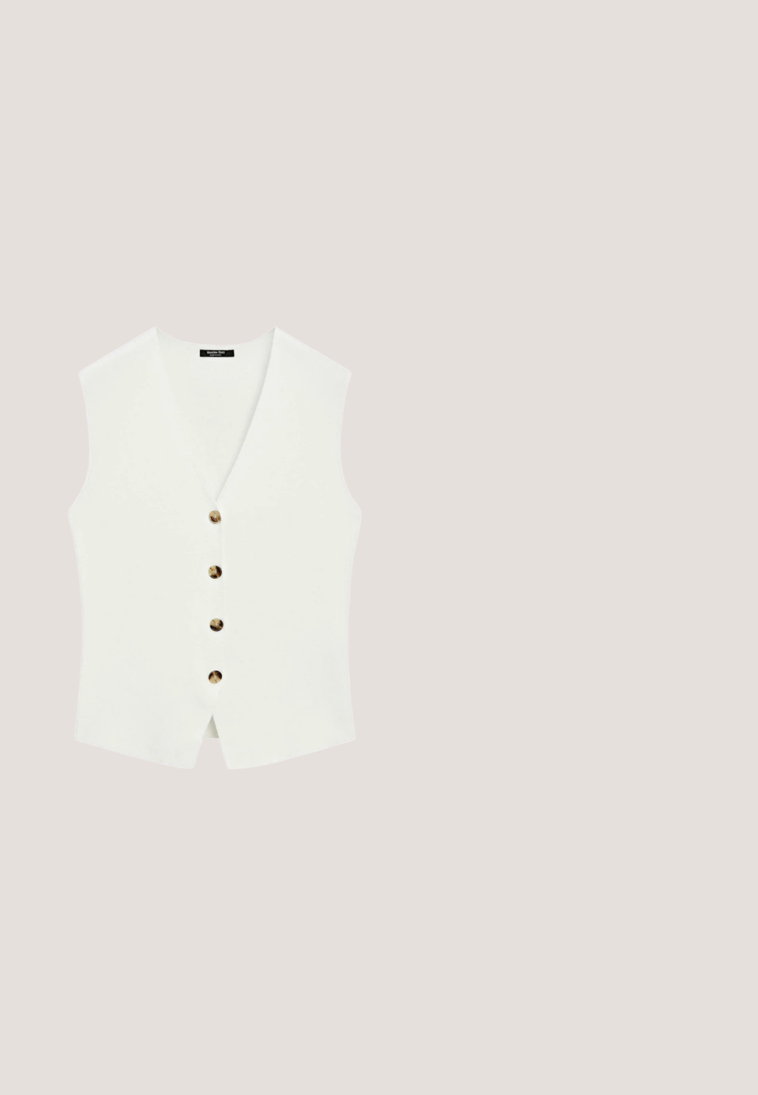 Ærmeløs hvid vest med V-udskæring og fire brune knapper foran, skræddersyet pasform, ensfarvet design.; En enkel hvid T-shirt med korte ærmer og rund hals, vist fladt på en hvid baggrund uden synlige logoer eller mønstre.; Lysegrå linnedragter med afslappet pasform, flad front, sidelommer og tapered ben-design. Glat tekstur, minimalistisk stil.; Hvide patentlæder slingback sko med spidse tæer og en geometrisk blokhæl. Indersiden har en tan indersål og minimale udskæringer på siden.; Brune skildpadde-solbriller med en kraftig firkantet stel, gradientbrune linser og diskret logo-detalje på venstre brillegaffel.; Beige lædertaske med strukturerede sider, to skulderremme og hardware-accenter i guldfarve.