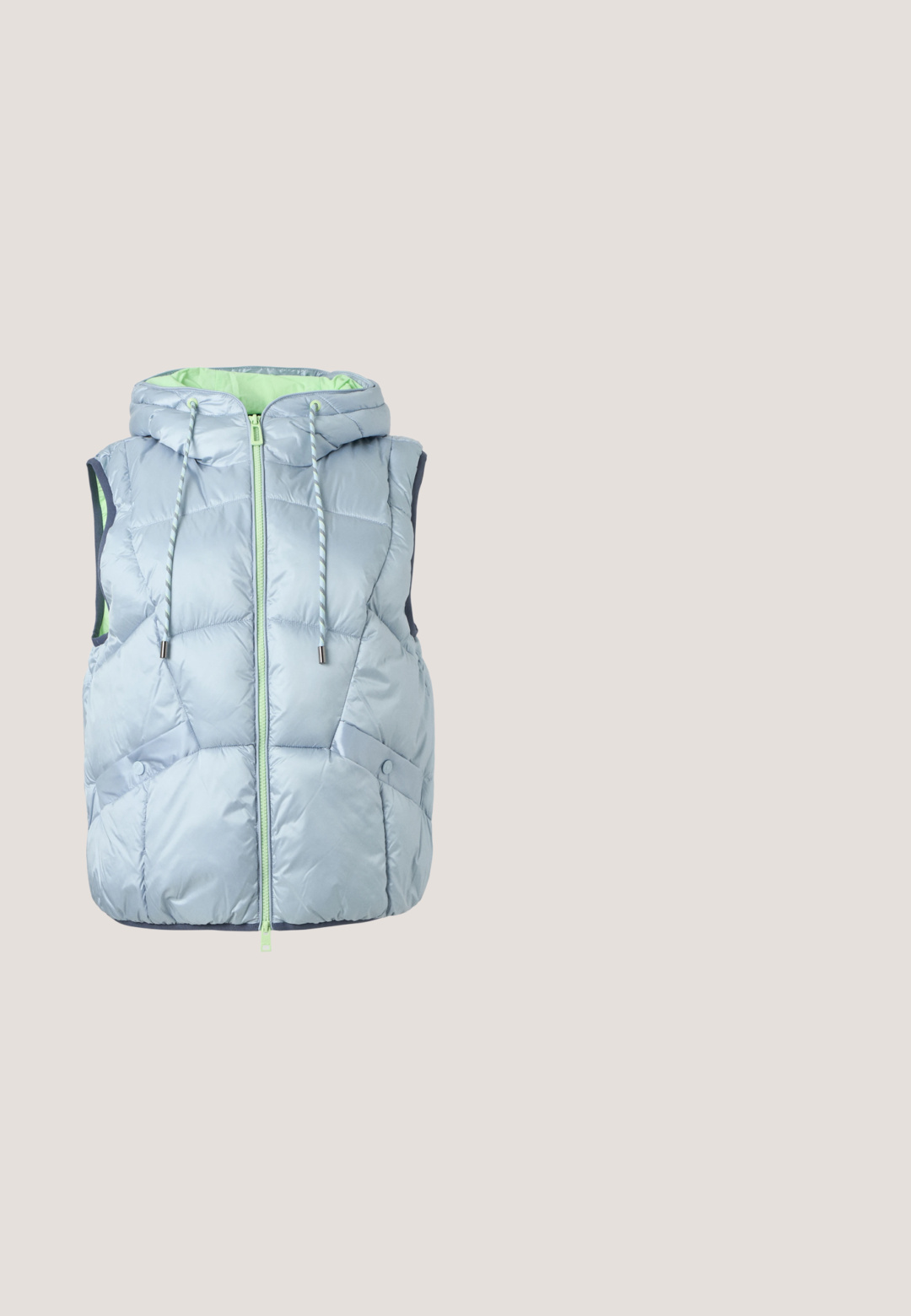 Veste matelassée sans manches bleu clair avec capuche, fermeture éclair à l'avant, cordons de serrage et poches latérales boutonnées, présentée sur un fond uni.; Justaucorps de sport bleu clair sans manches avec dos nageur et petit logo blanc EA7 sur le haut du côté gauche de la poitrine.; Jean en denim bleu clair à taille haute, fermeture à bouton, poches avant et jambes larges et droites.; Baskets compensées blanches et beige avec lacets à l'avant, semelle en gomme, branding sur le côté et détails de panneaux cousus.; Sac fourre-tout matelassé à rayures horizontales noires et blanches, doté de deux poignées et d'une étiquette blanche portant l'inscription "Mads Nørgaard Copenhagen".; Boucles d'oreilles en argent en forme de cerceau, avec une surface métallique lisse et un design ouvert au centre, reflétant la lumière.