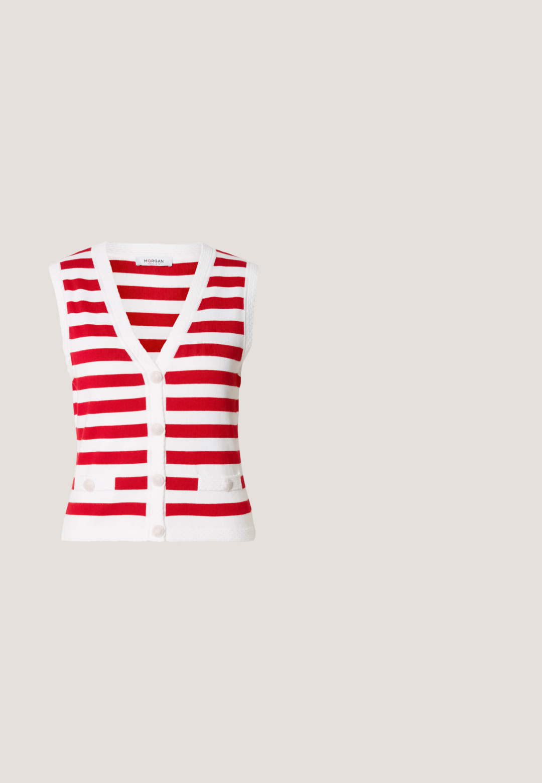 Gilet sans manches rayé rouge et blanc avec un col en V, cinq boutons sur le devant et deux poches décoratives à la taille.; Polo rouge à manches courtes avec col, quatre boutons blancs et un petit logo sur le côté gauche de la poitrine sur un fond gris clair uni.; Shorts taille haute bleu marine avec plis avant et ceinture assortie mince avec une petite boucle ronde en or.; Mocassin en cuir bordeaux avec un bout arrondi, texture plissée à l'avant et un petit talon carré noir. Accent doré sur le dessus.; Sac à main en cuir noir avec poignées supérieures, bandoulière détachable, et accents verticaux en perles rouges et beiges autour d'un logo doré.; Boucles d'oreilles demi-cercles ton argent avec texture striée et fermoirs à pression sur fond blanc.